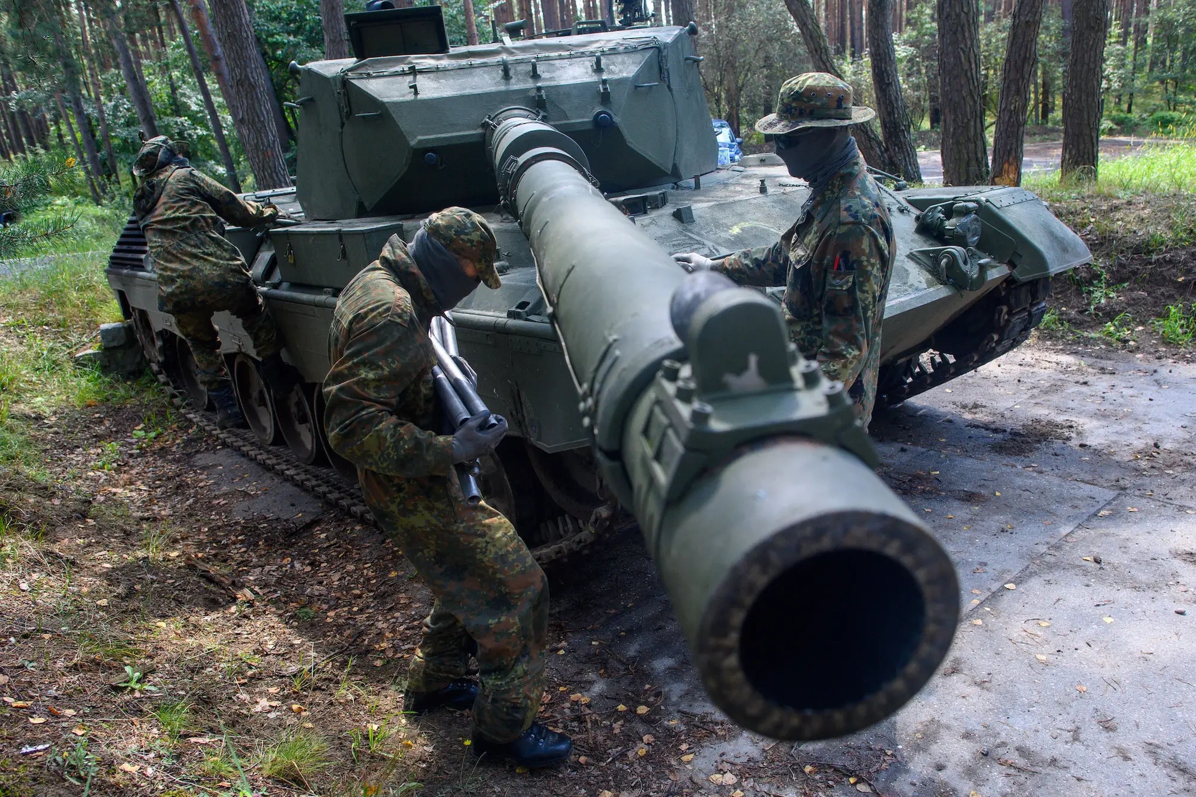 Soldados ucranianos se preparan para limpiar el cañón de un tanque Leopard 1 A5 en una zona de entrenamiento en Alemania en agosto.