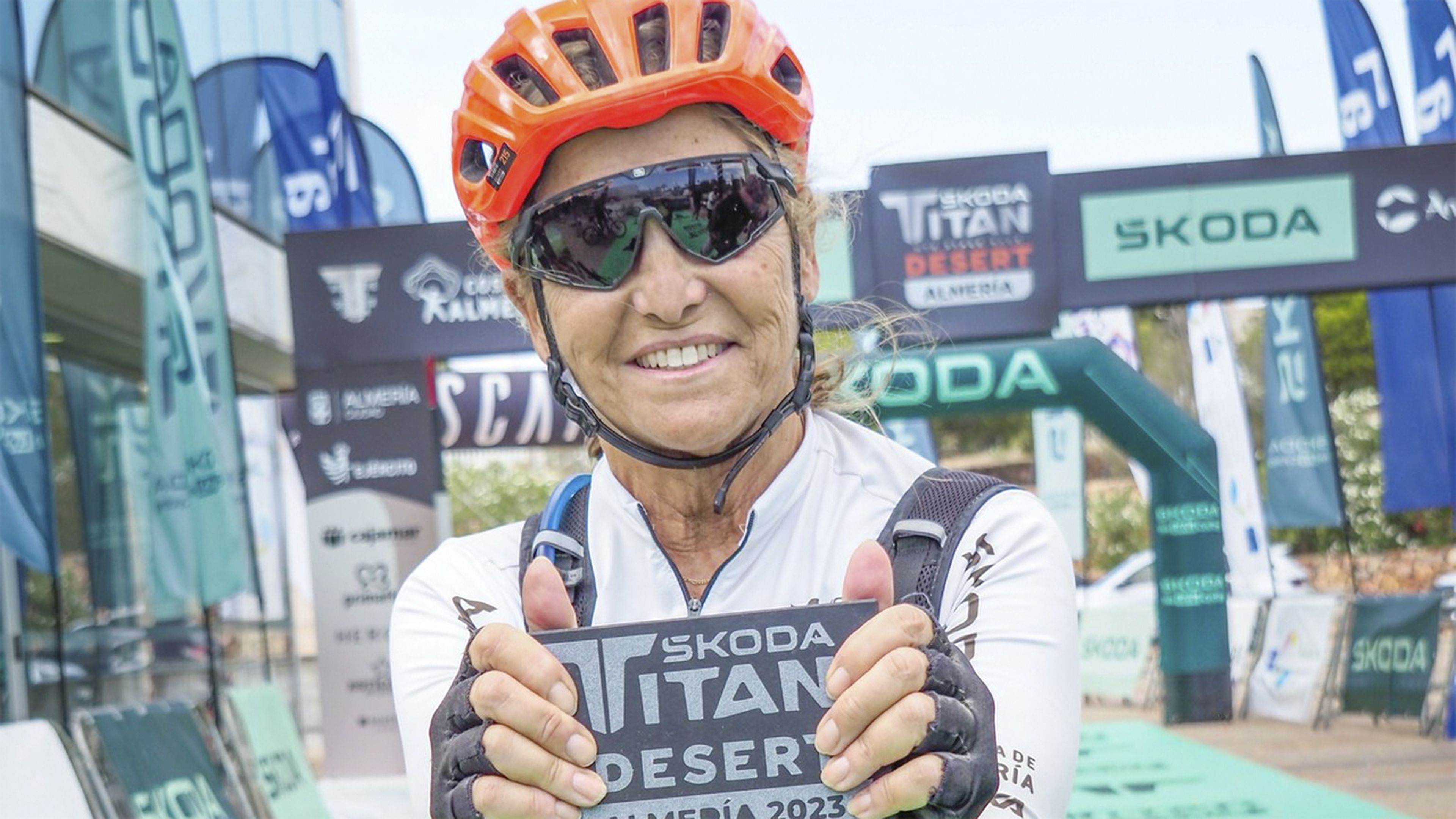 Soy madre de tres hijos, fui empresaria de éxito y ahora, a mis 63 años, he sido la participante más veterana en completar una carrera en bicicleta por el desierto