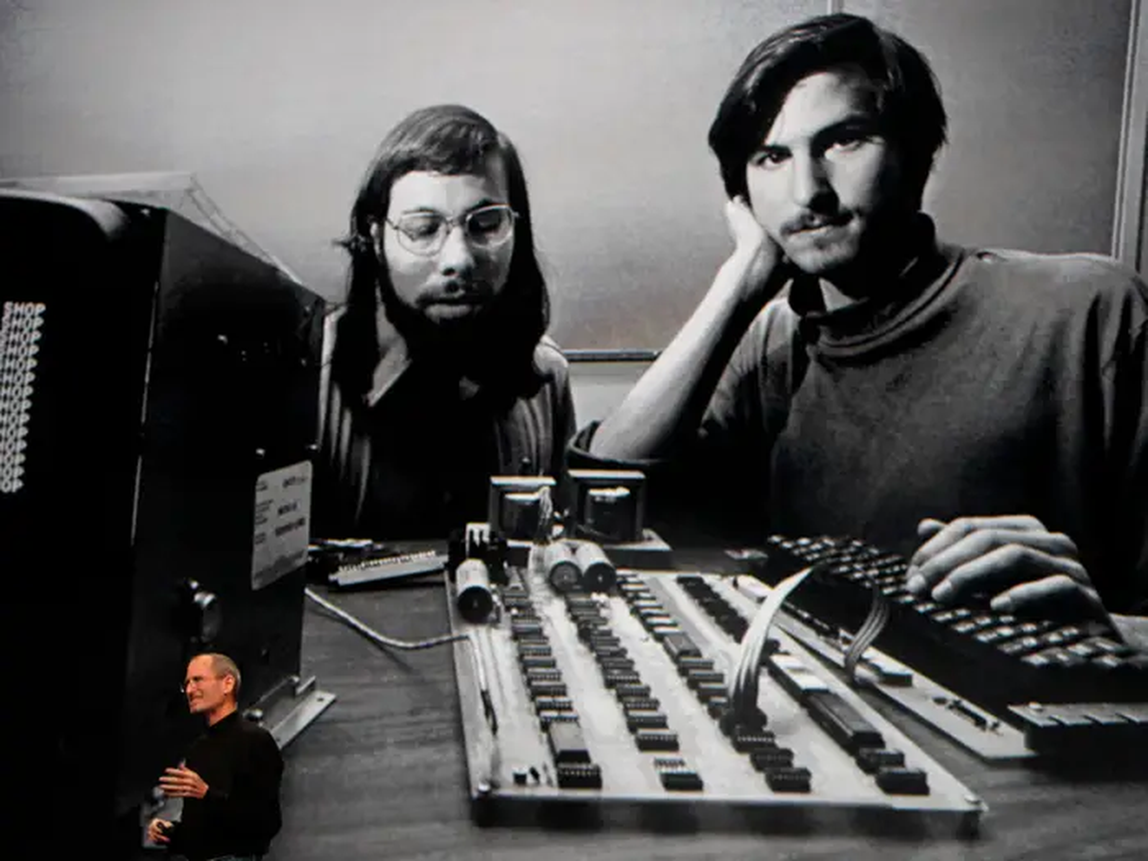 Isaacson ha afirmado que Steve Jobs (derecha) asumió el papel de "macho alfa" en Apple y "marginó" a su cofundador Steve Wozniak (izquierda).
