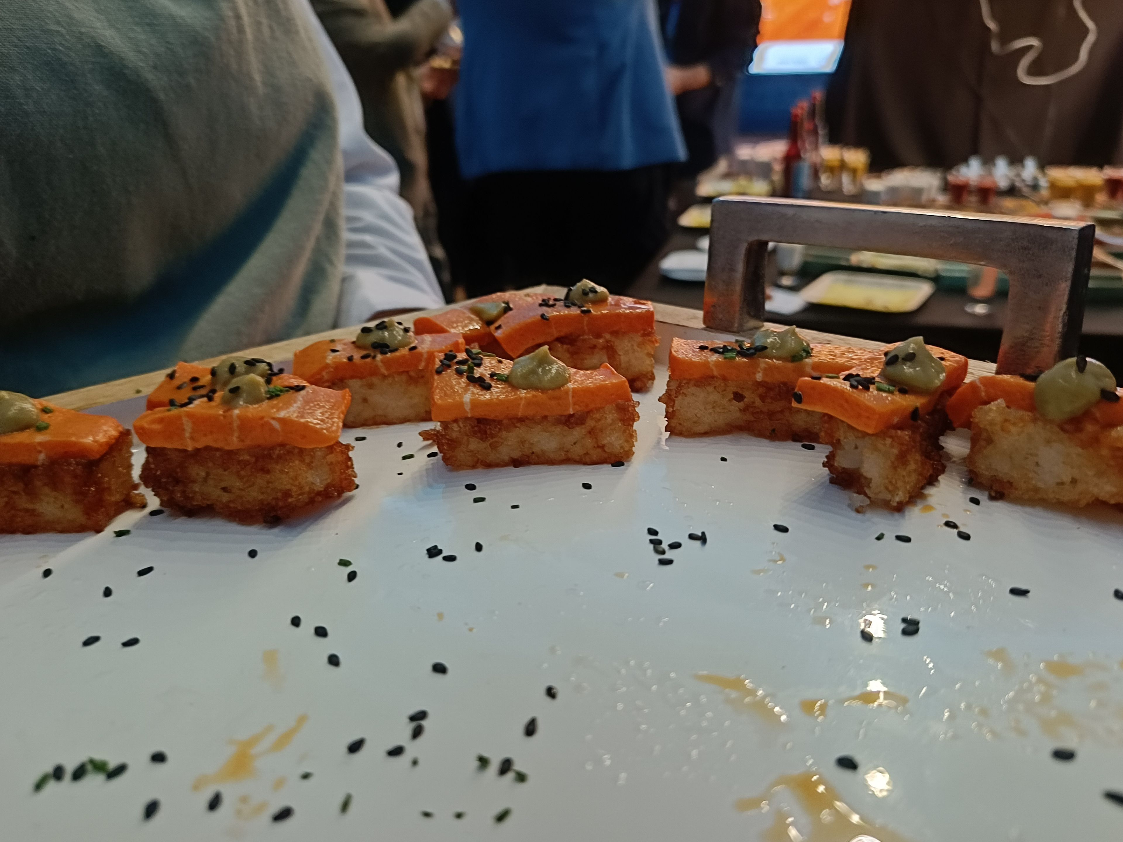Croqueta de nigiri de salmón vegano.