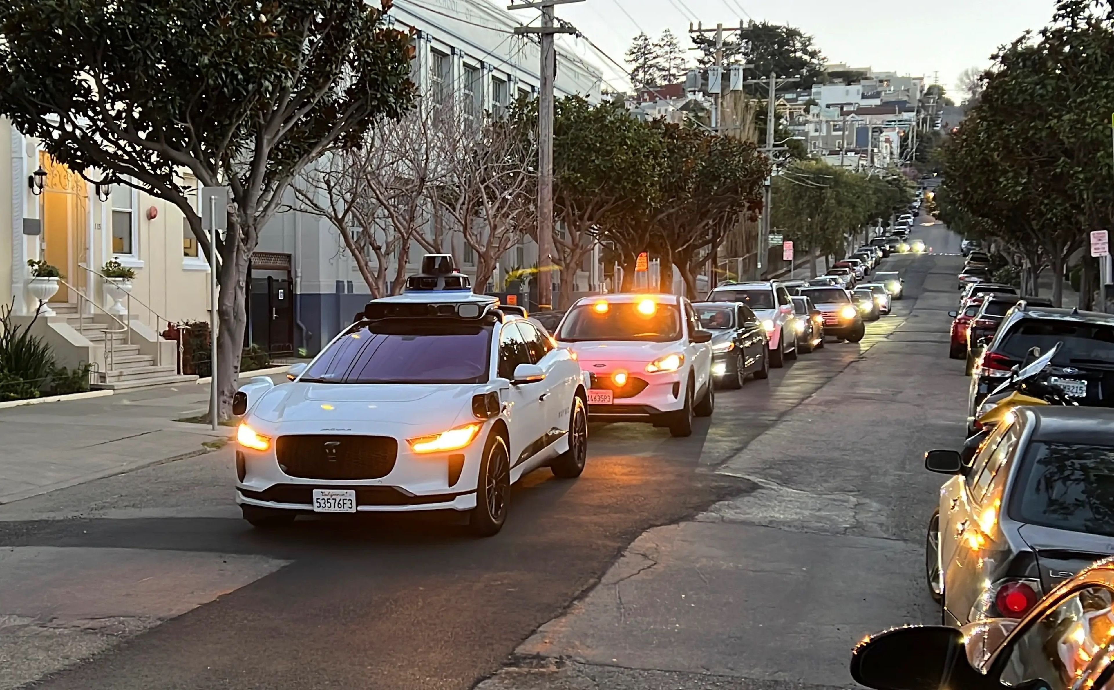Un taxi autónomo de Waymo obstaculiza el tráfico en San Francisco. Cummings cree que las empresas, sin más regulación, se han vuelto más "complacientes" y han perdido su "cultura de la seguridad".