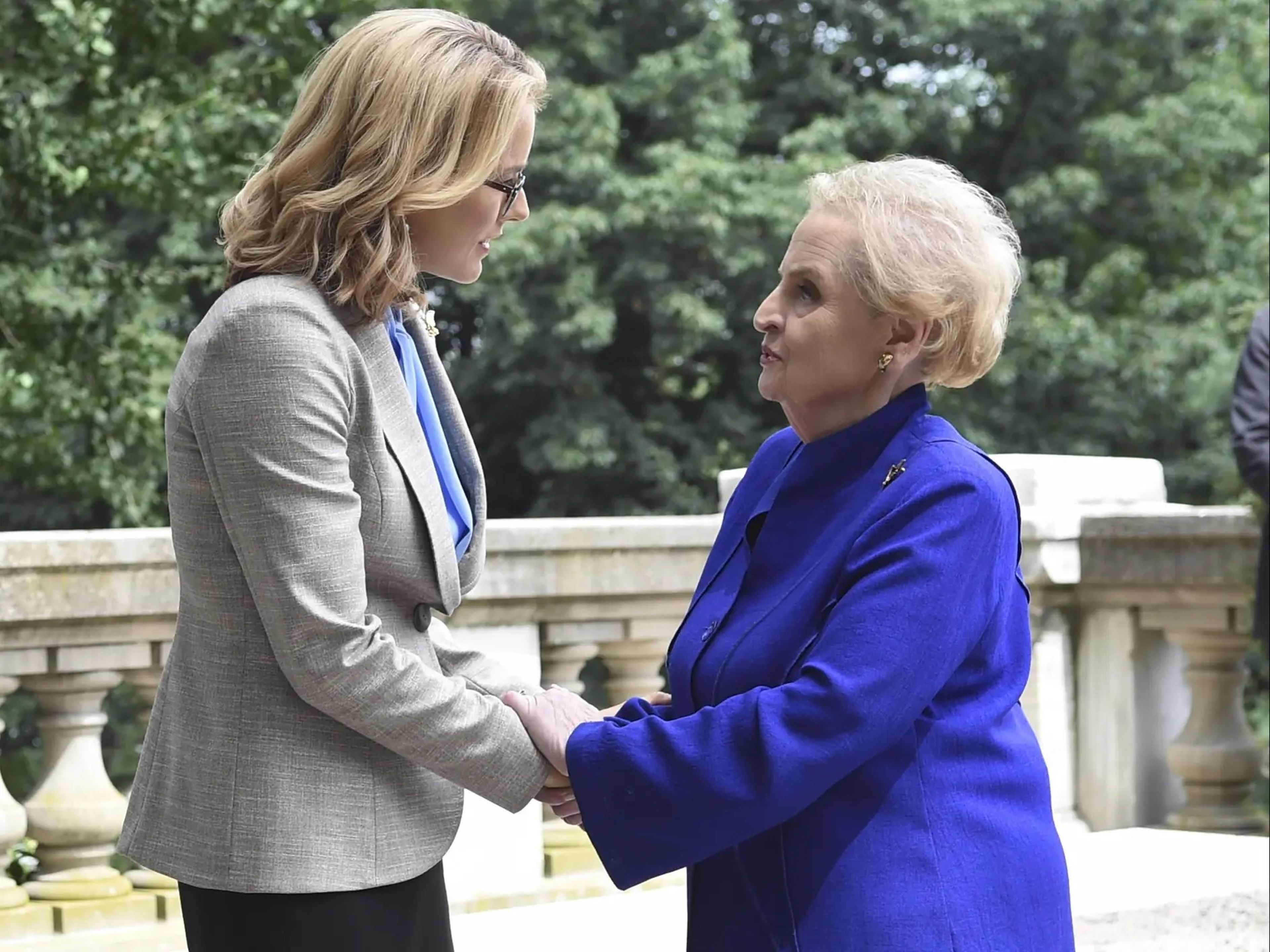 Nacida en Praga, en la actual República Checa, Madeleine Albright, a la que vemos en la serie 'Madam Secretary' con Téa Leoni, fue la primera mujer en ocupar el cargo de Secretaria de Estado de Estados Unidos.