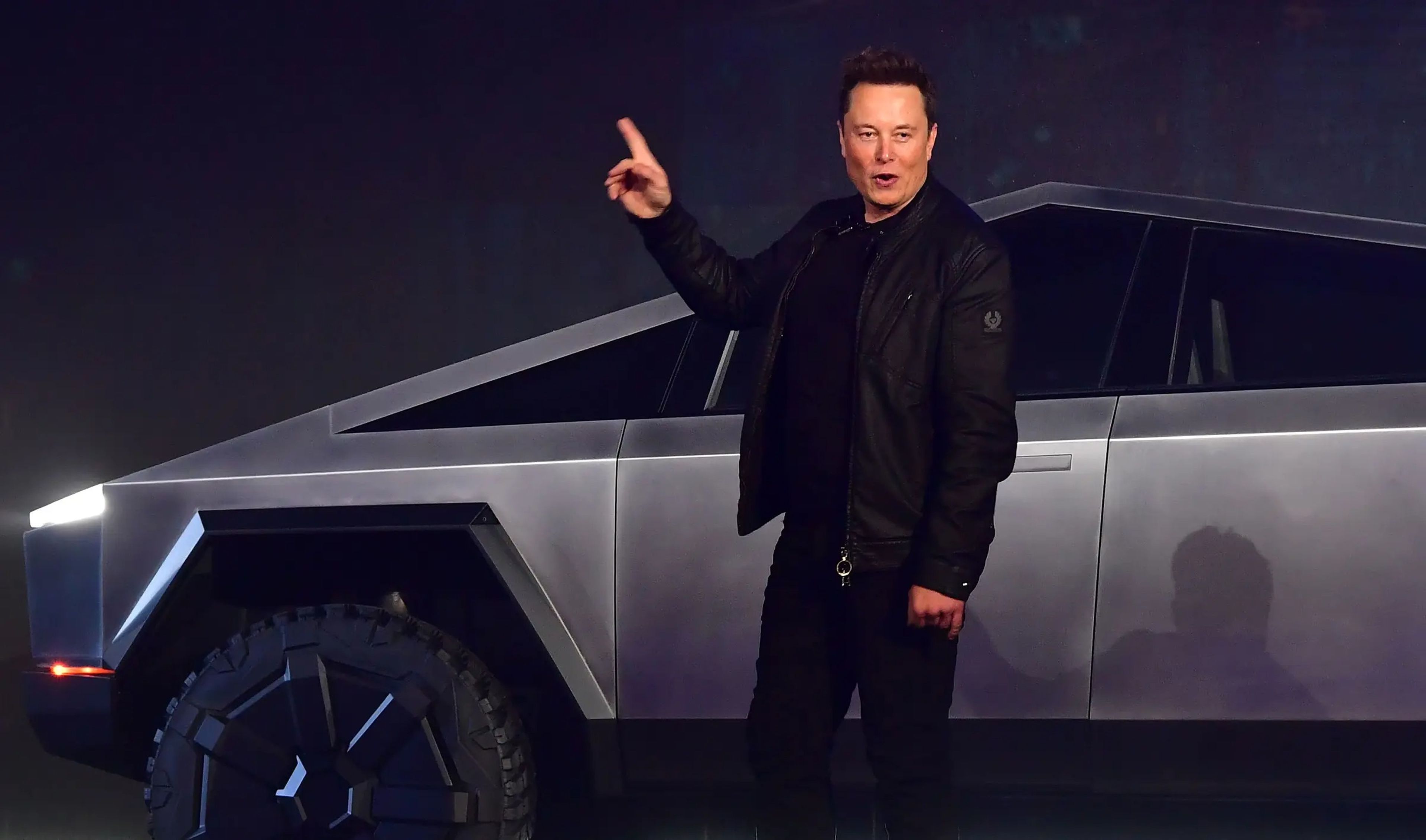 Elon Musk, CEO de Tesla, señala un Cybertruck.