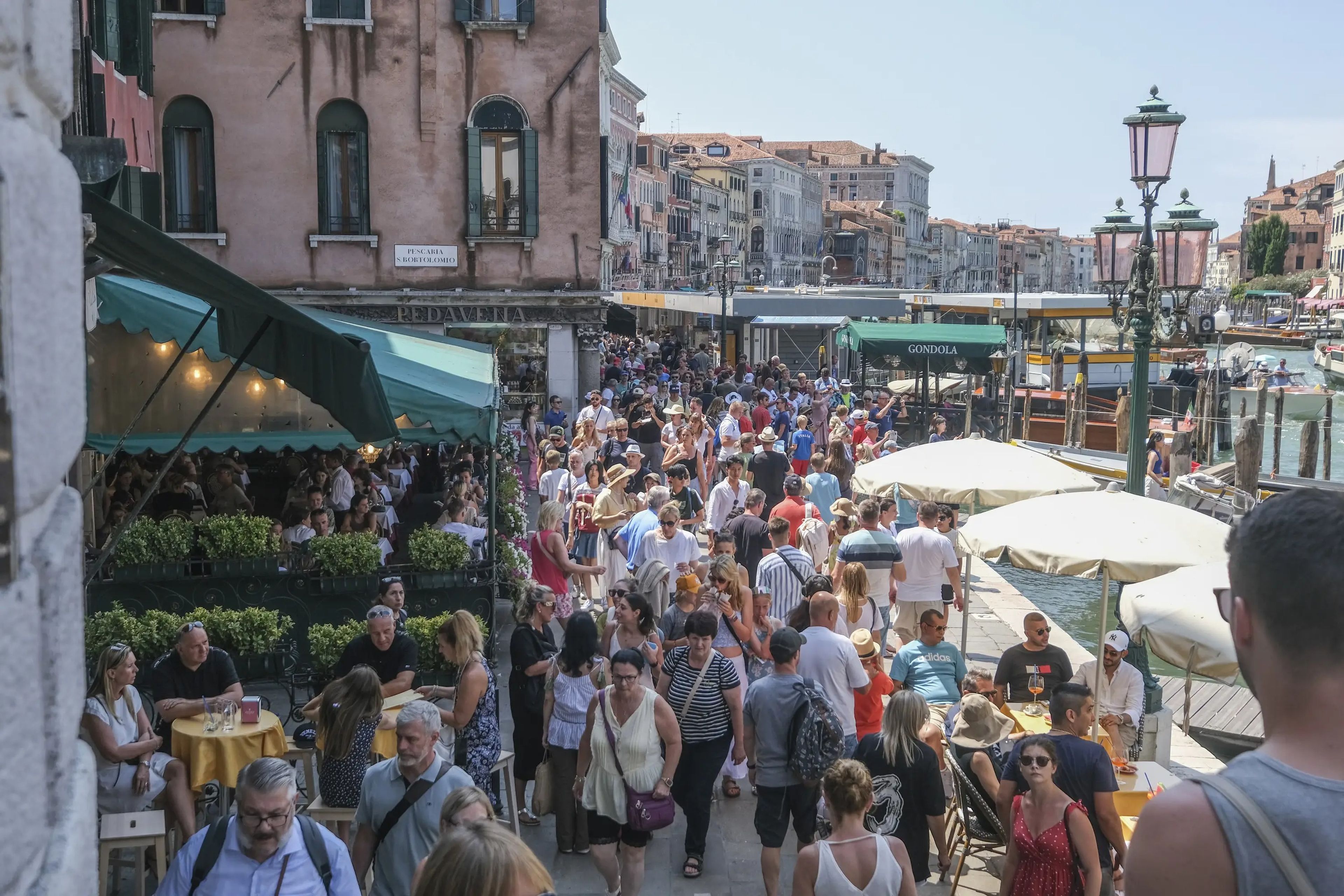 Turistas abarrotan la zona cercana al Puente de Rialto el 02 de agosto de 2023 en Venecia, Italia.