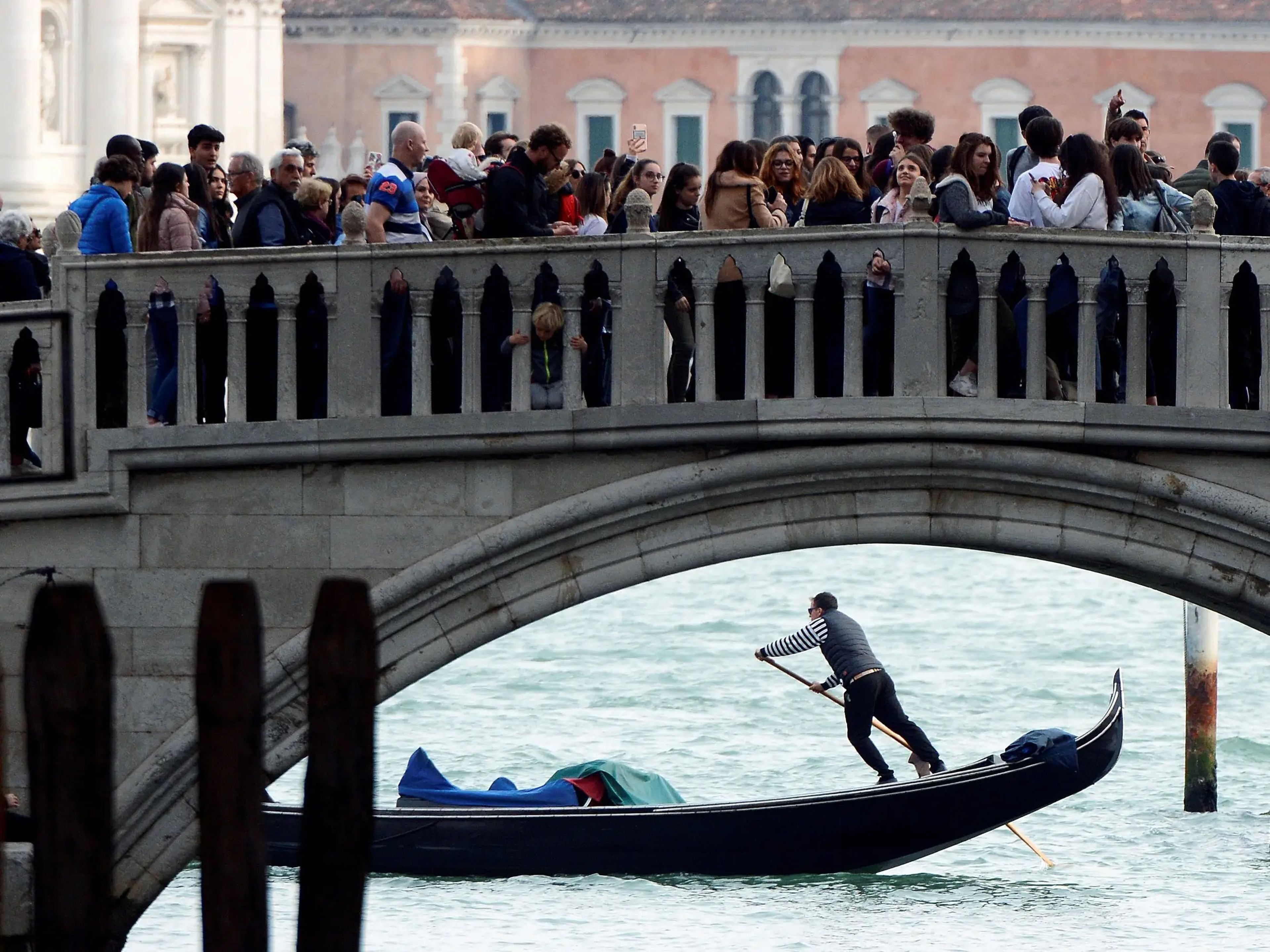 Una góndola pasa bajo un puente en Venecia.