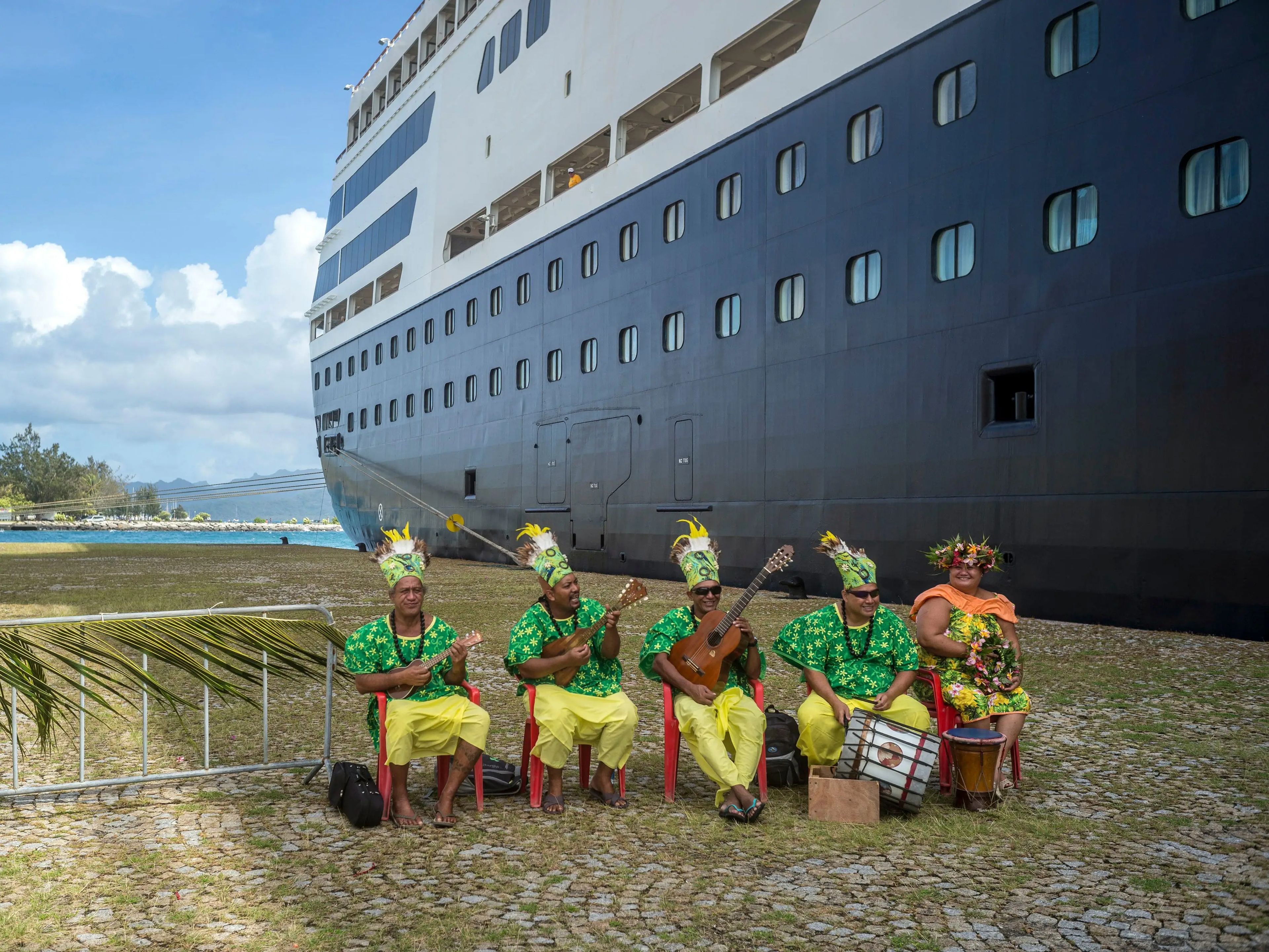 Artistas dan una serenata a los pasajeros de un crucero en la Polinesia Francesa. Las islas de Tahití prohibieron los megabuques en 2021.