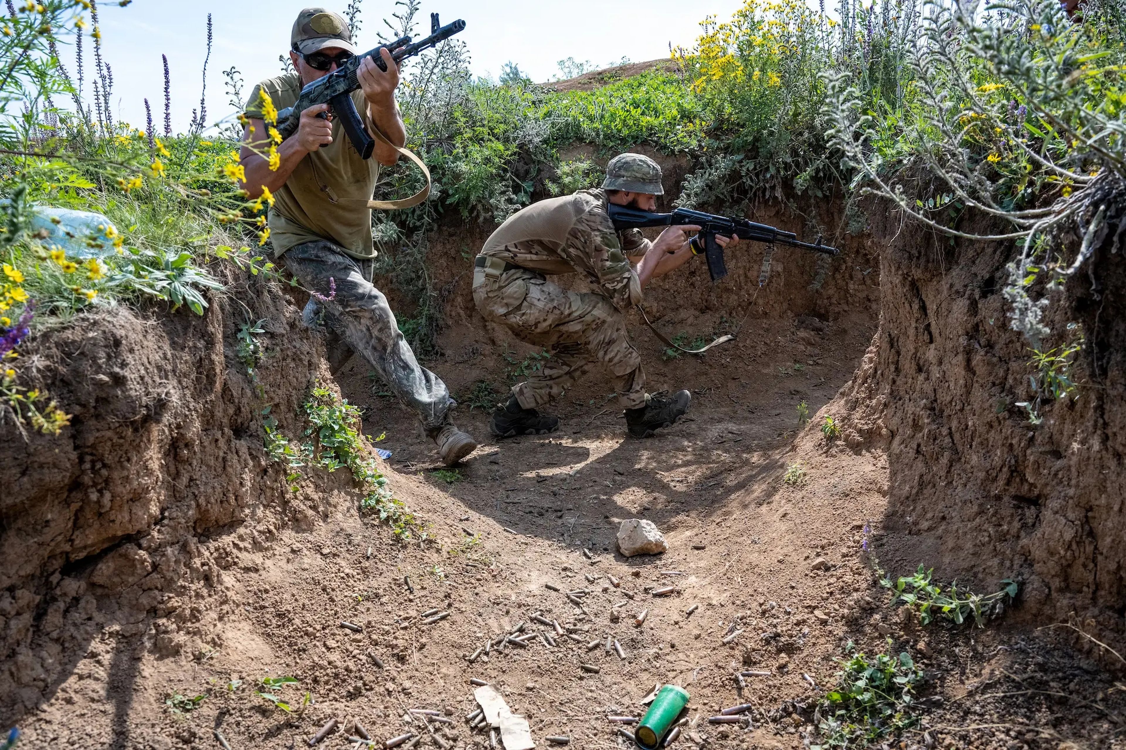 Tropas de la Defensa Territorial Ucraniana entrenándose en tácticas de asalto a trincheras y antiminas en julio. 