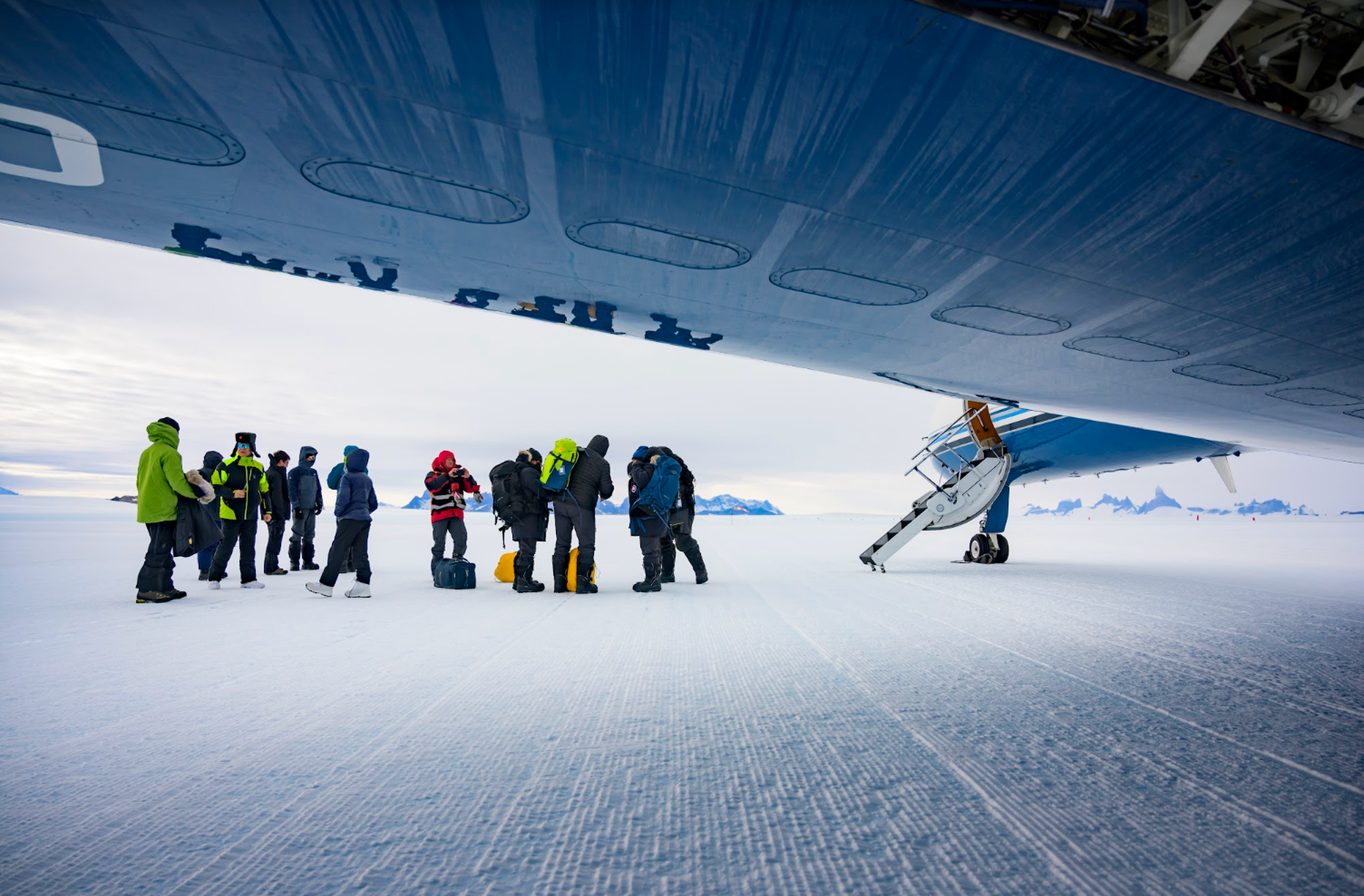 Turistas en la pista del Colmillo del Lobo en la Antártida.