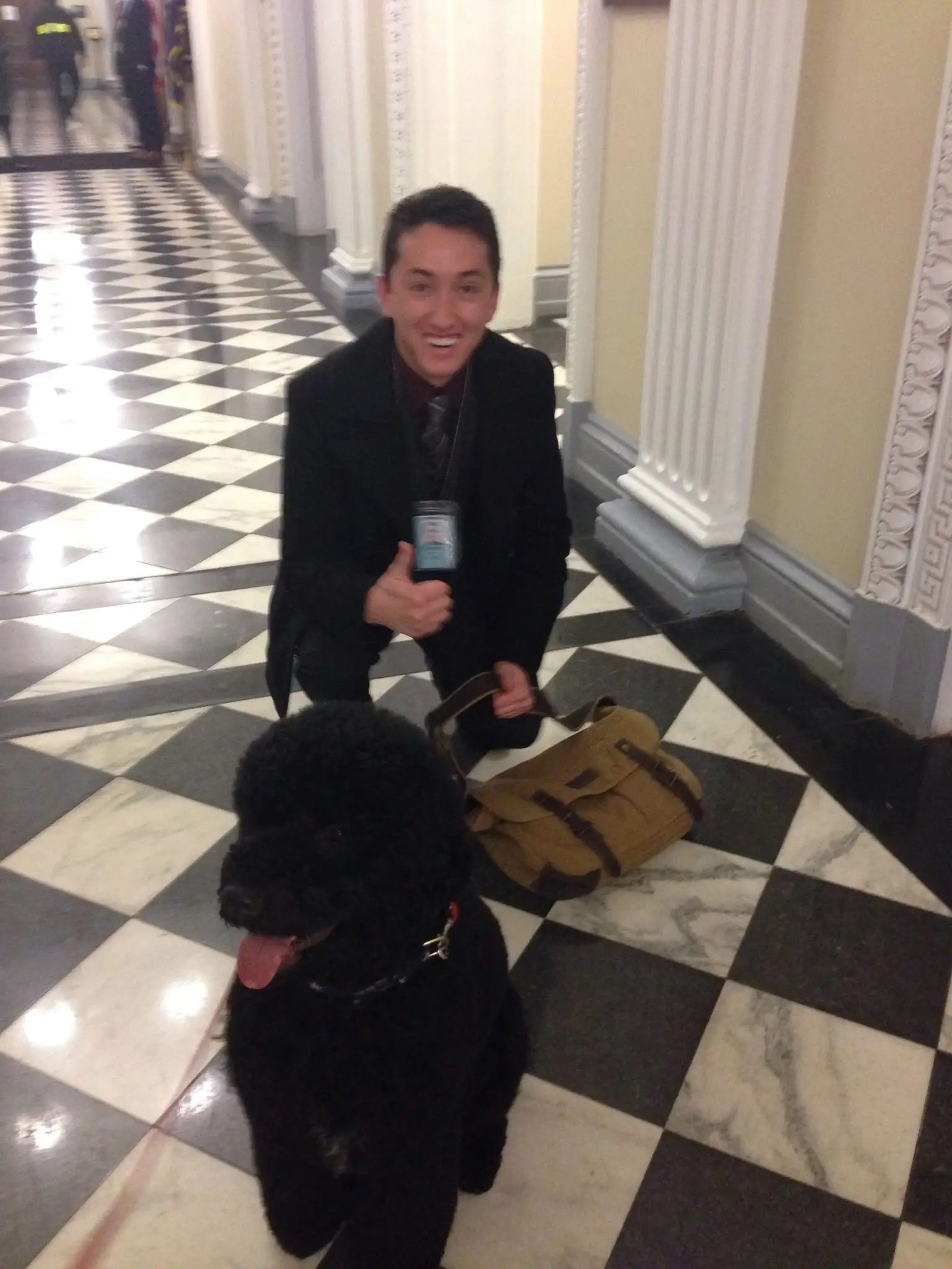 Julian Sarafian con Sunny, uno de los perros de Barack Obama en el edificio Eisenhower.