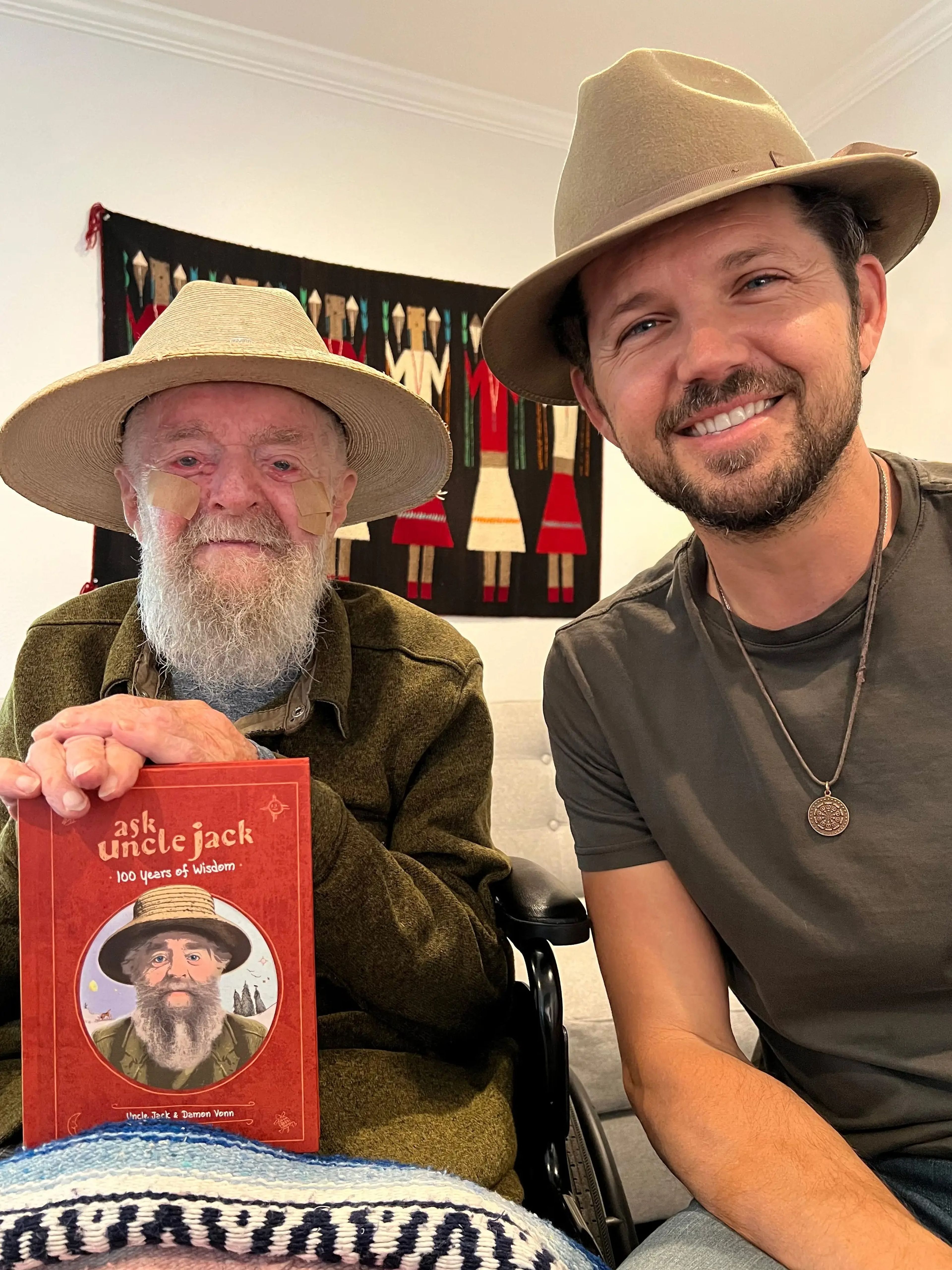 El tío Jack y Damon han escrito un libro sobre la sabiduría de Jack de los últimos 100 años.