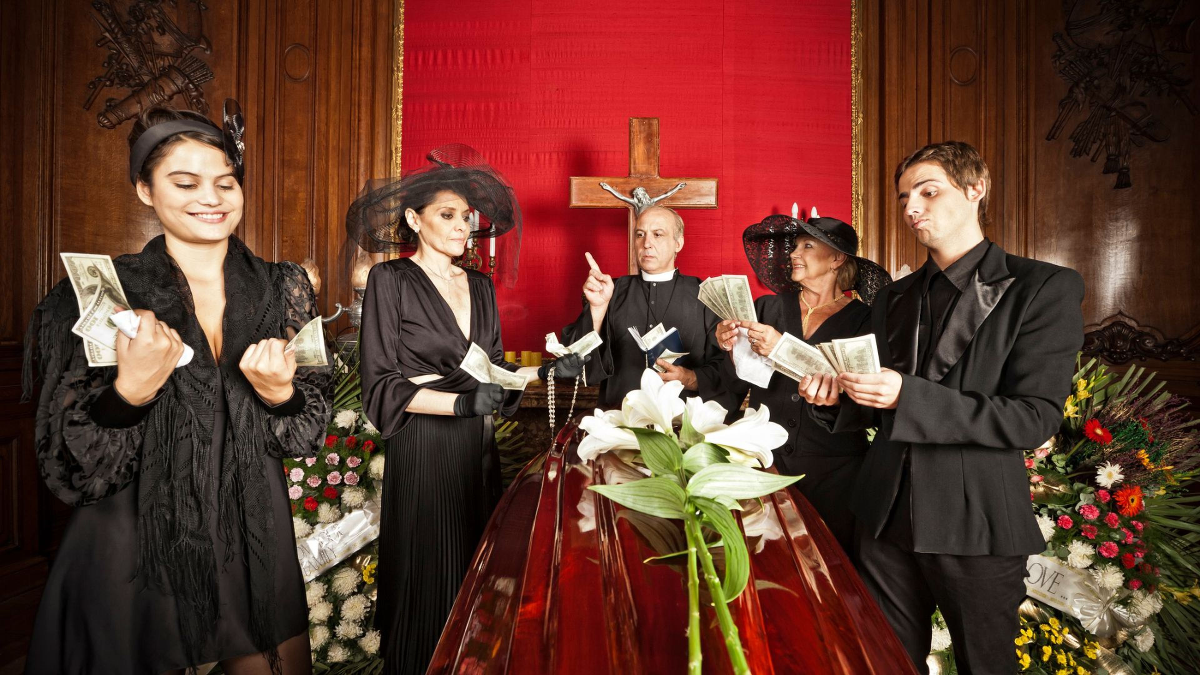 Varias personas con dinero en un funeral.