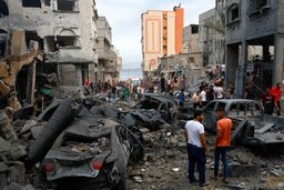 Varios palestinos inspeccionan los daños causados por los ataques israelíes, tras un ataque sorpresa de Hamás, en el campo de refugiados de Beach, en la ciudad de Gaza, el 9 de octubre de 2023.