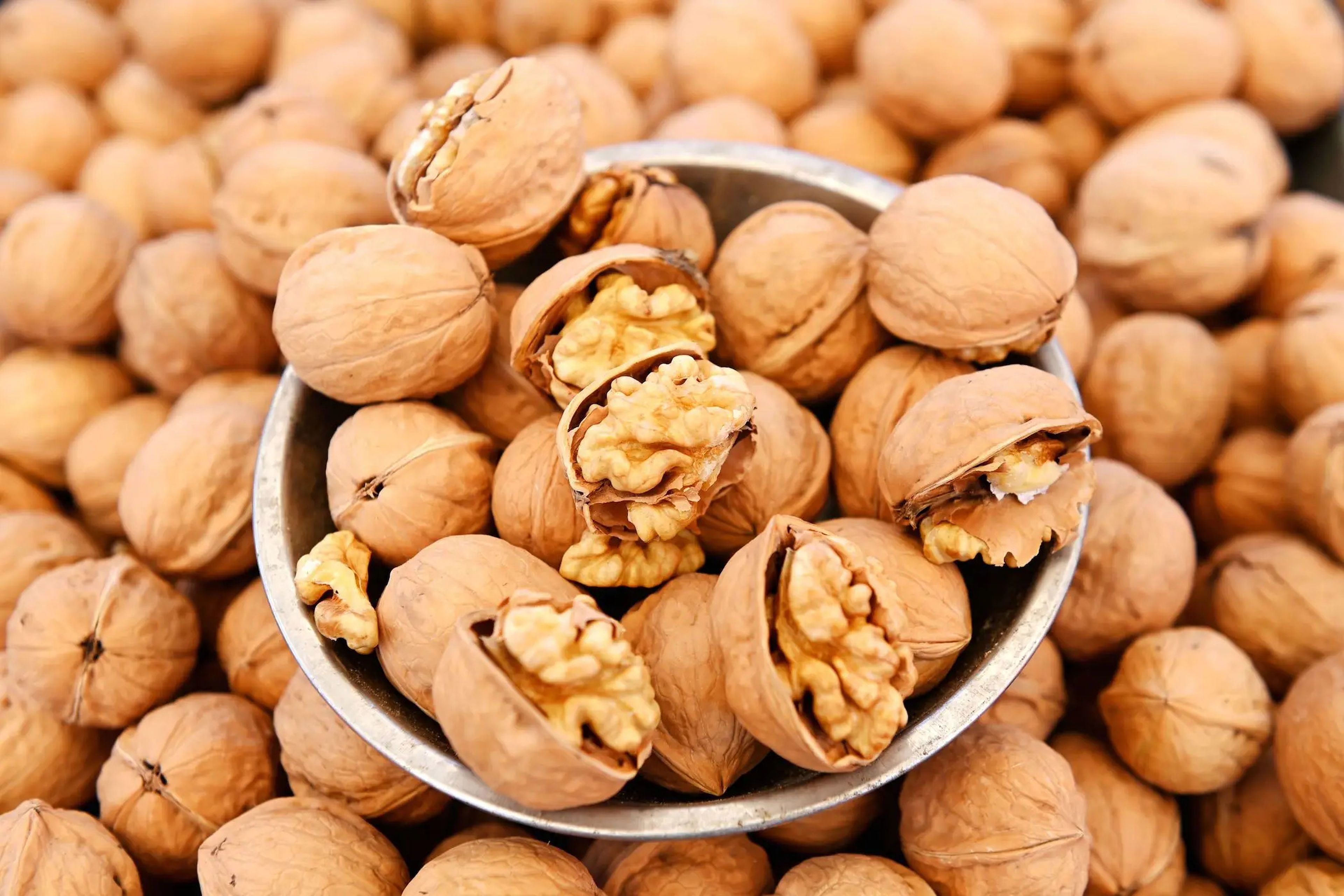 walnuts in shells 