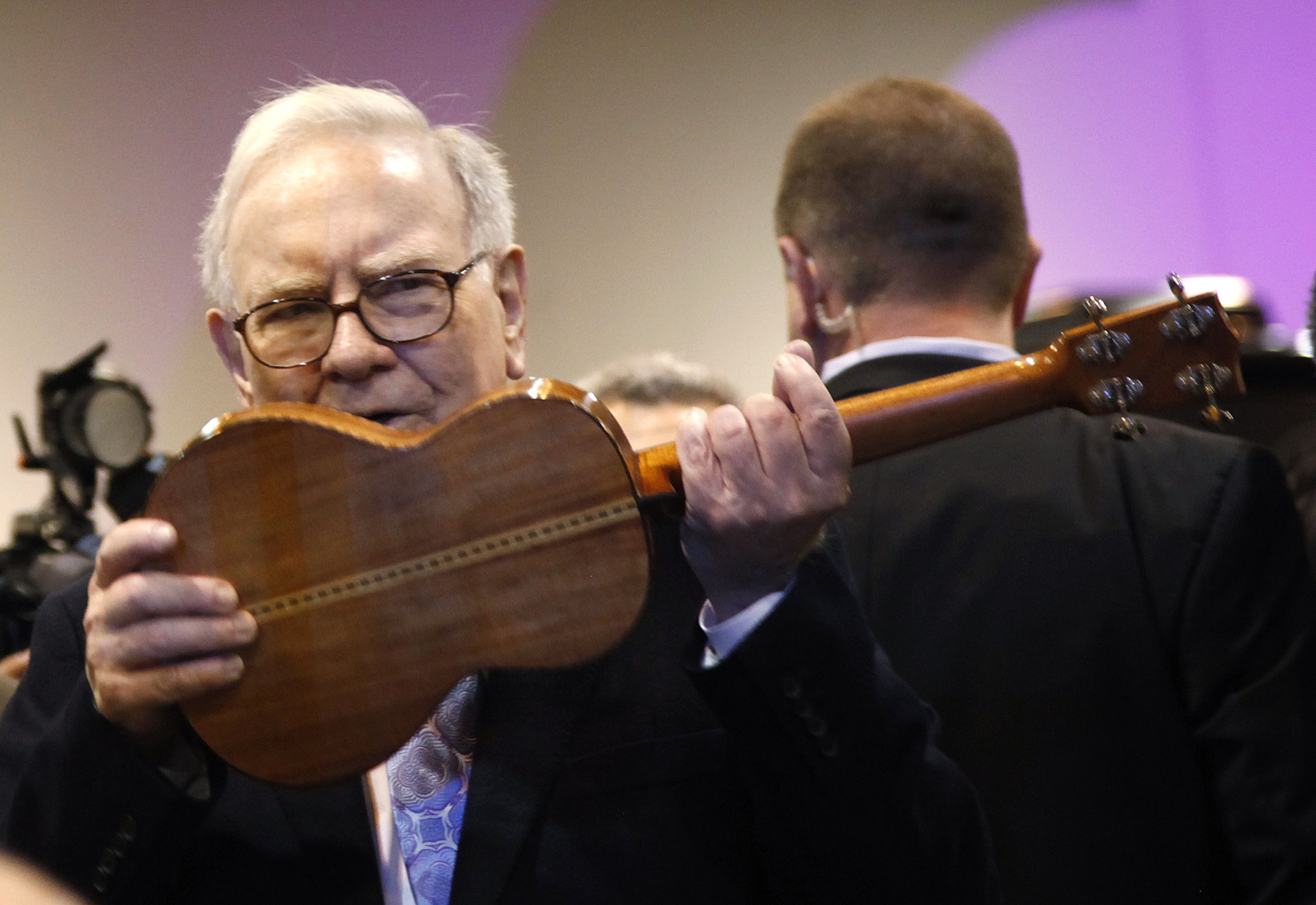 Warren Buffett tocando el ukelele.