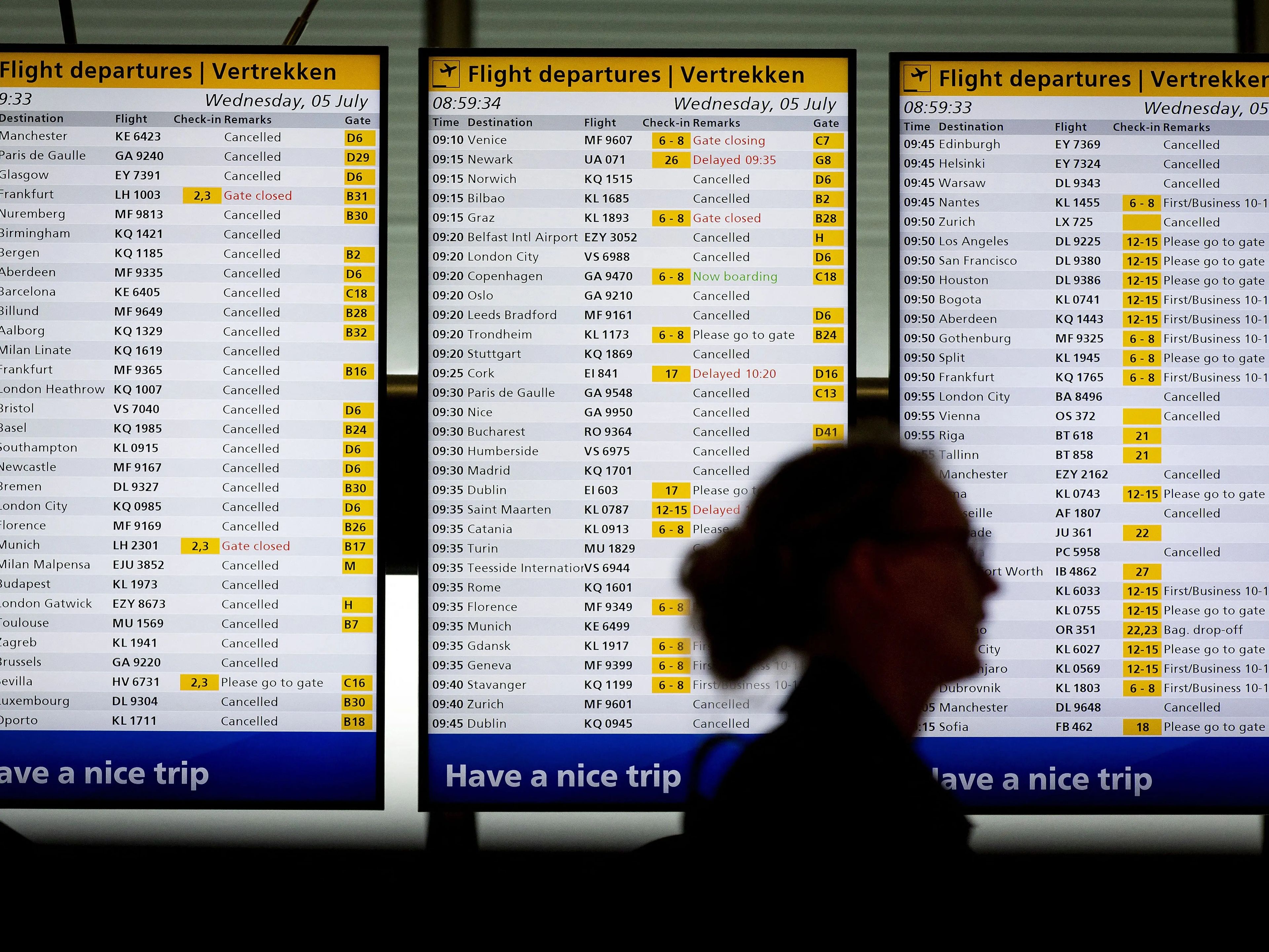 Una mujer frente a los paneles informativos que muestran los vuelos cancelados en el aeropuerto de Schiphol, Ámsterdam (Países Bajos).