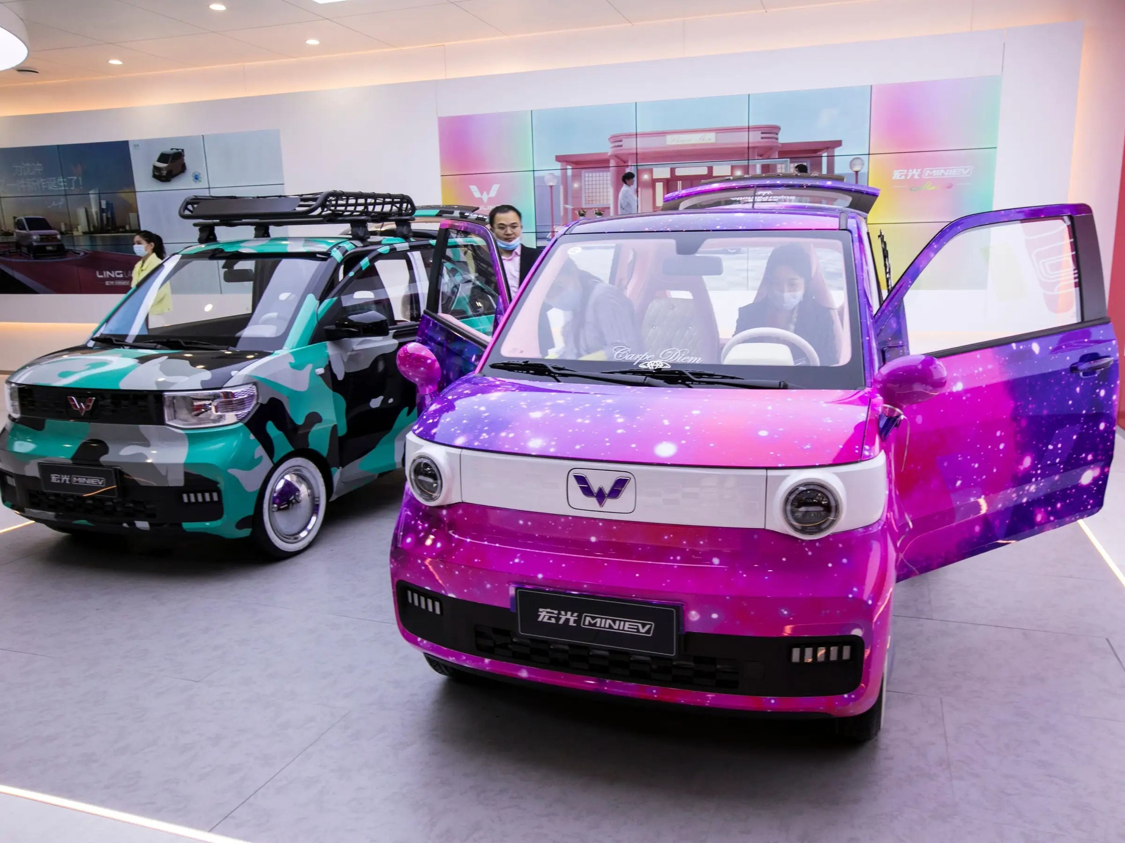 Mini VE de Wuling Hongguang expuestos en el Salón Internacional del Automóvil de Shanghái.