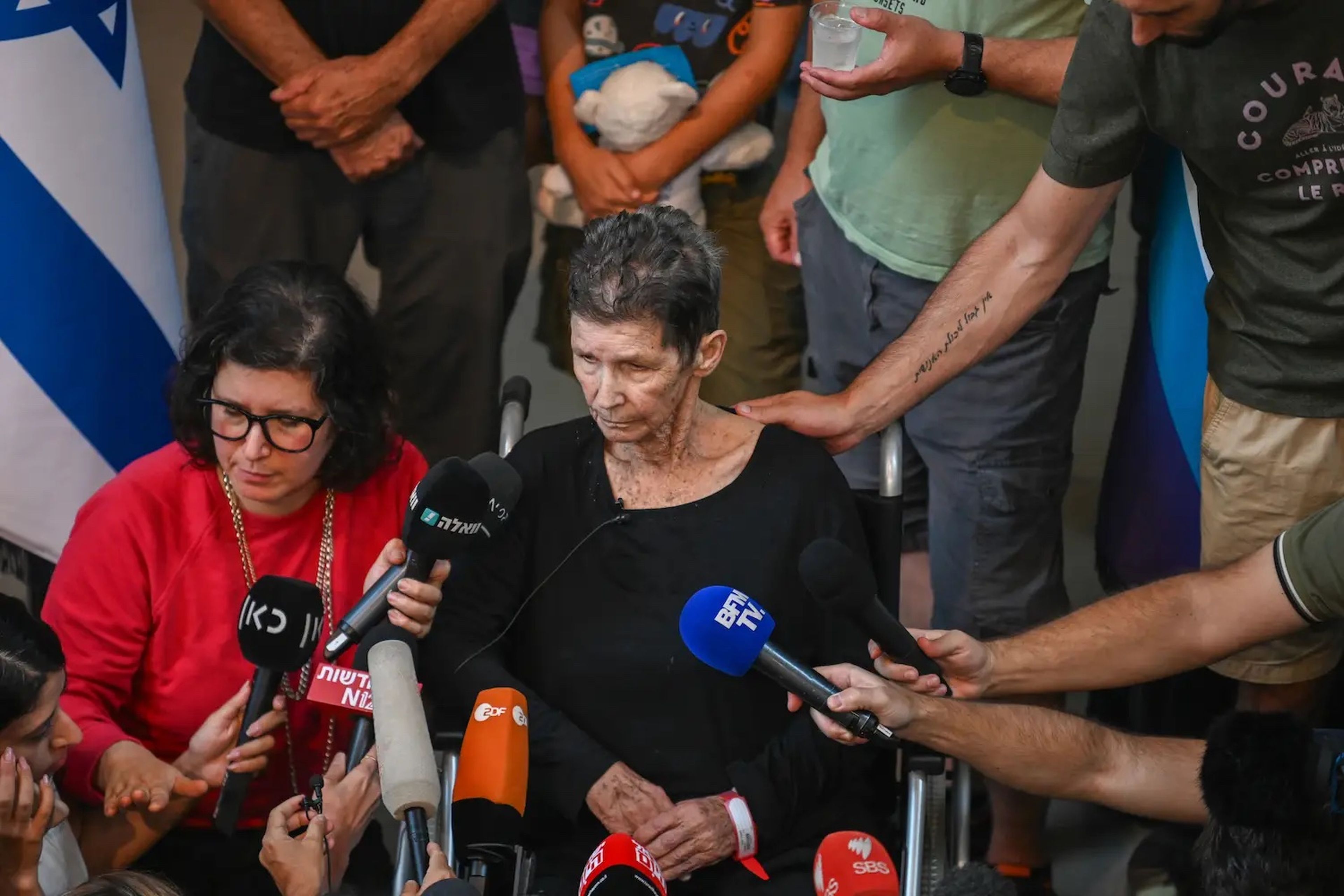 Yocheved Lifshitz habla con los medios de comunicación junto a su hija Sharone Lifschitz en el Hospital Ichilov tras ser liberada por Hamás el 24 de octubre de 2023, en Tel Aviv, Israel.