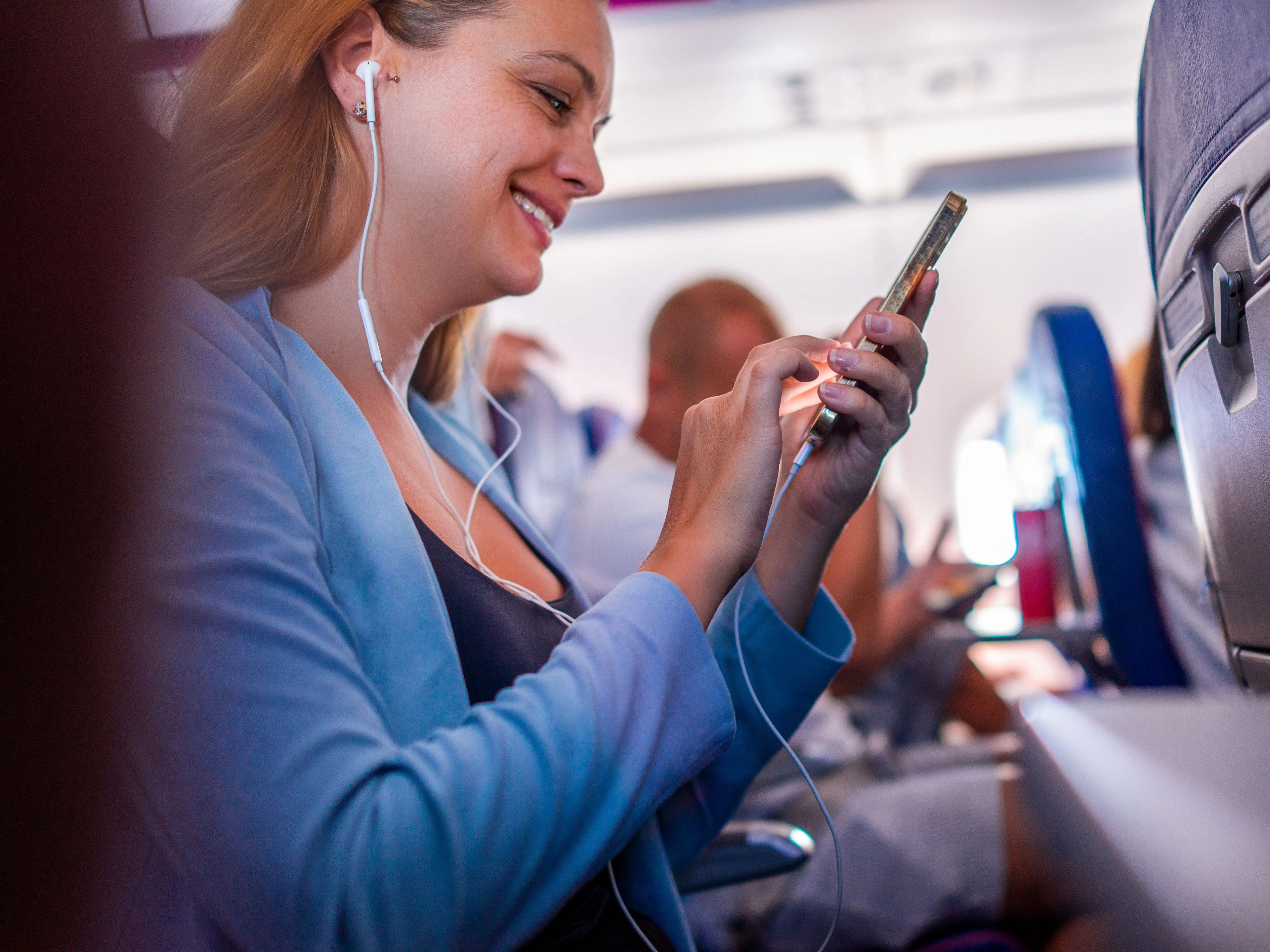 Algunos pasajeros dicen que les molesta la falta de uso de auriculares en los vuelos.