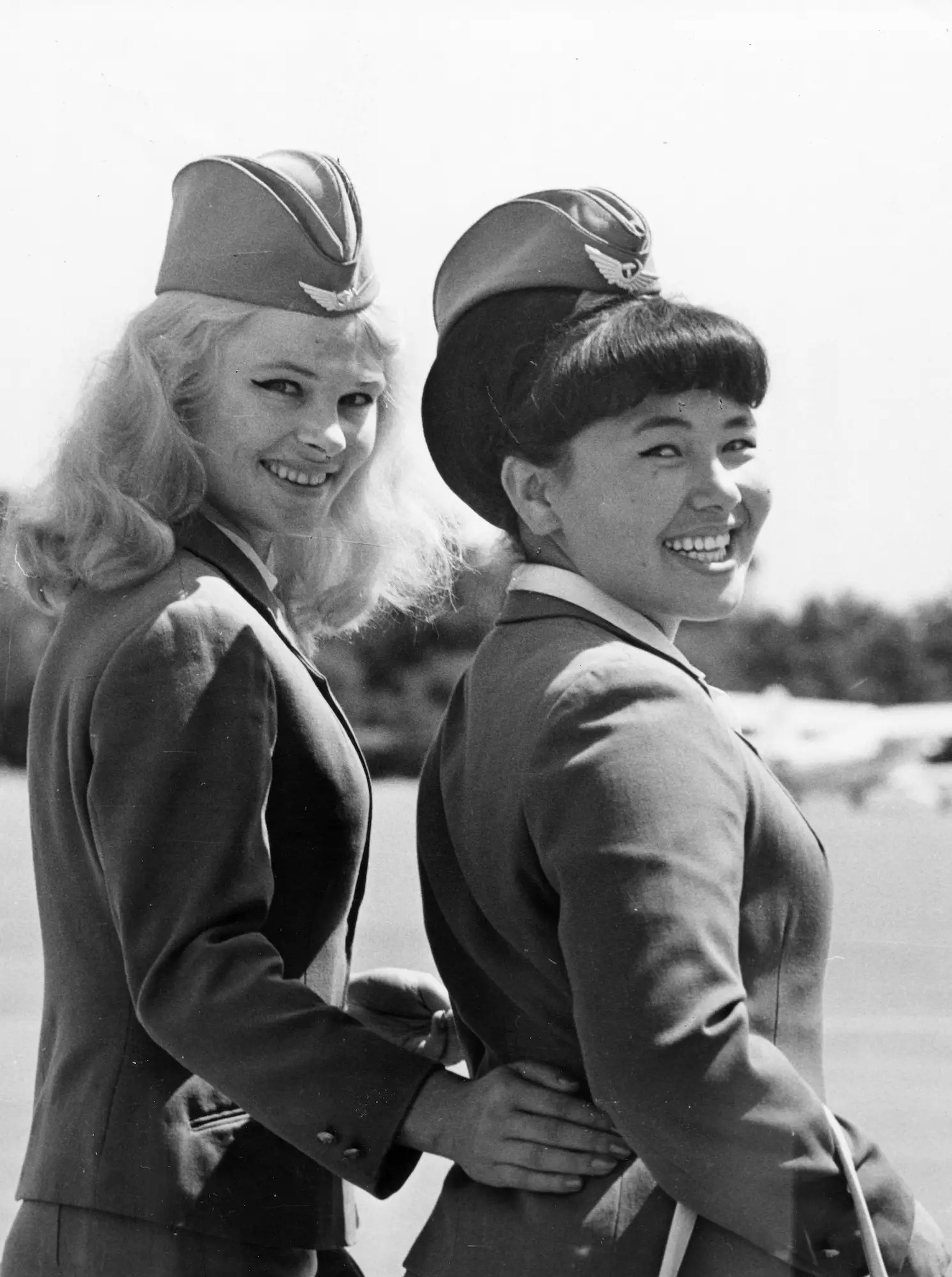 Dos auxiliares de vuelo de Aeroflot visten el uniforme de la aerolínea en 1966.