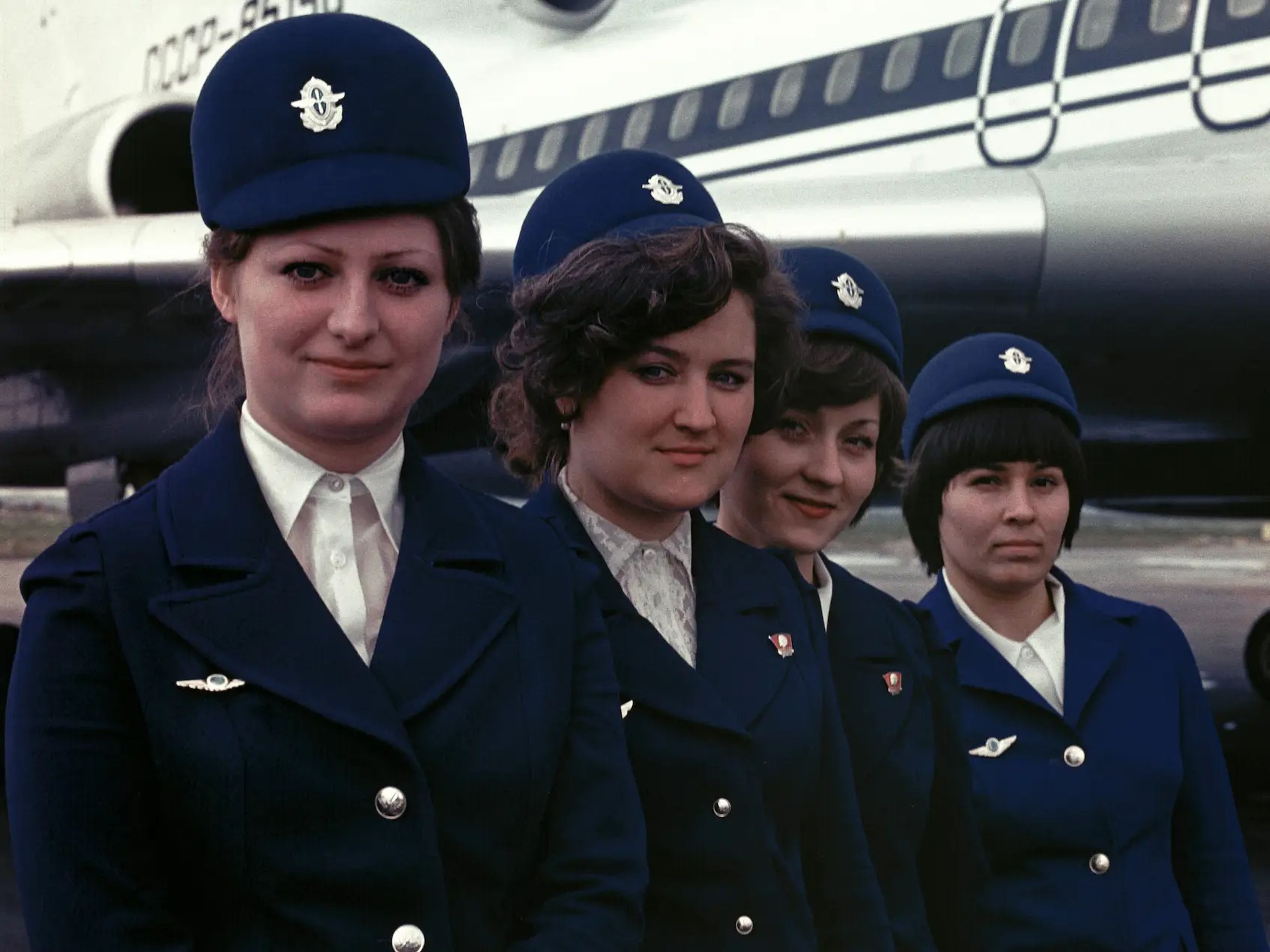 Cuatro auxiliares de vuelo de Aeroflot posan para una foto en septiembre de 1985.