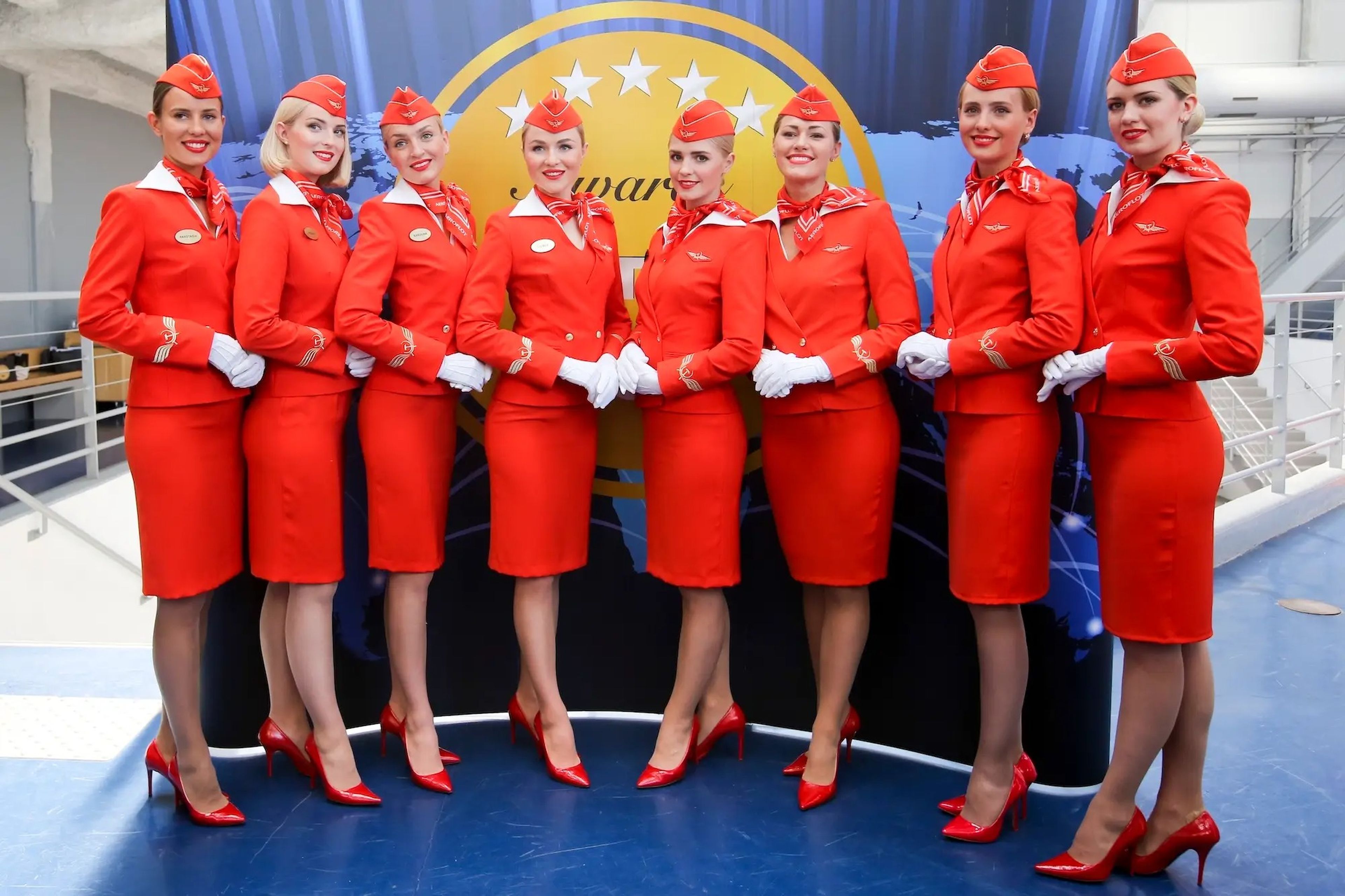 Los uniformes actuales de la aerolínea se asemejan a los populares diseños de los años 50.