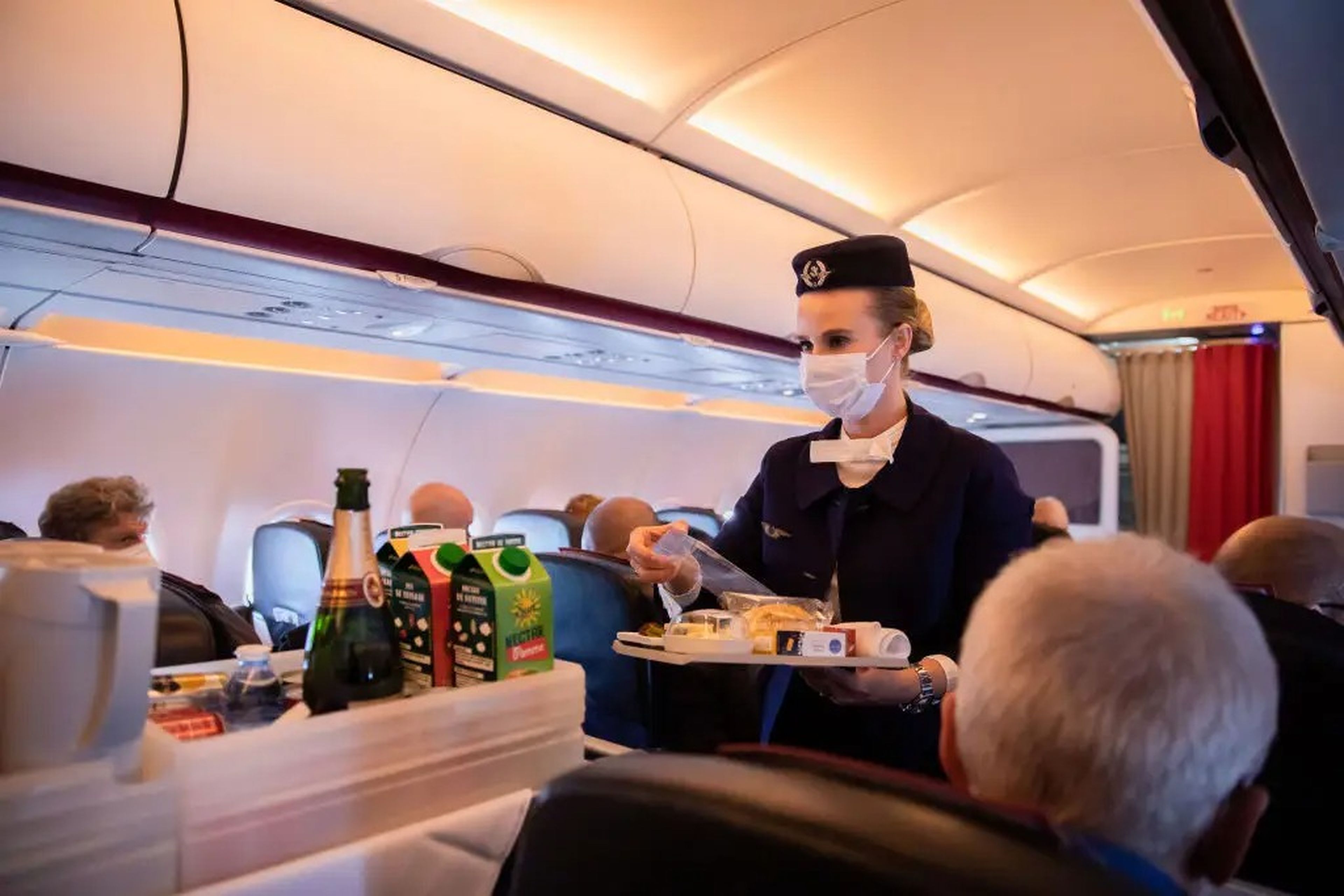 Una azafata sirve comida y bebida en un vuelo de Air France en 2020.