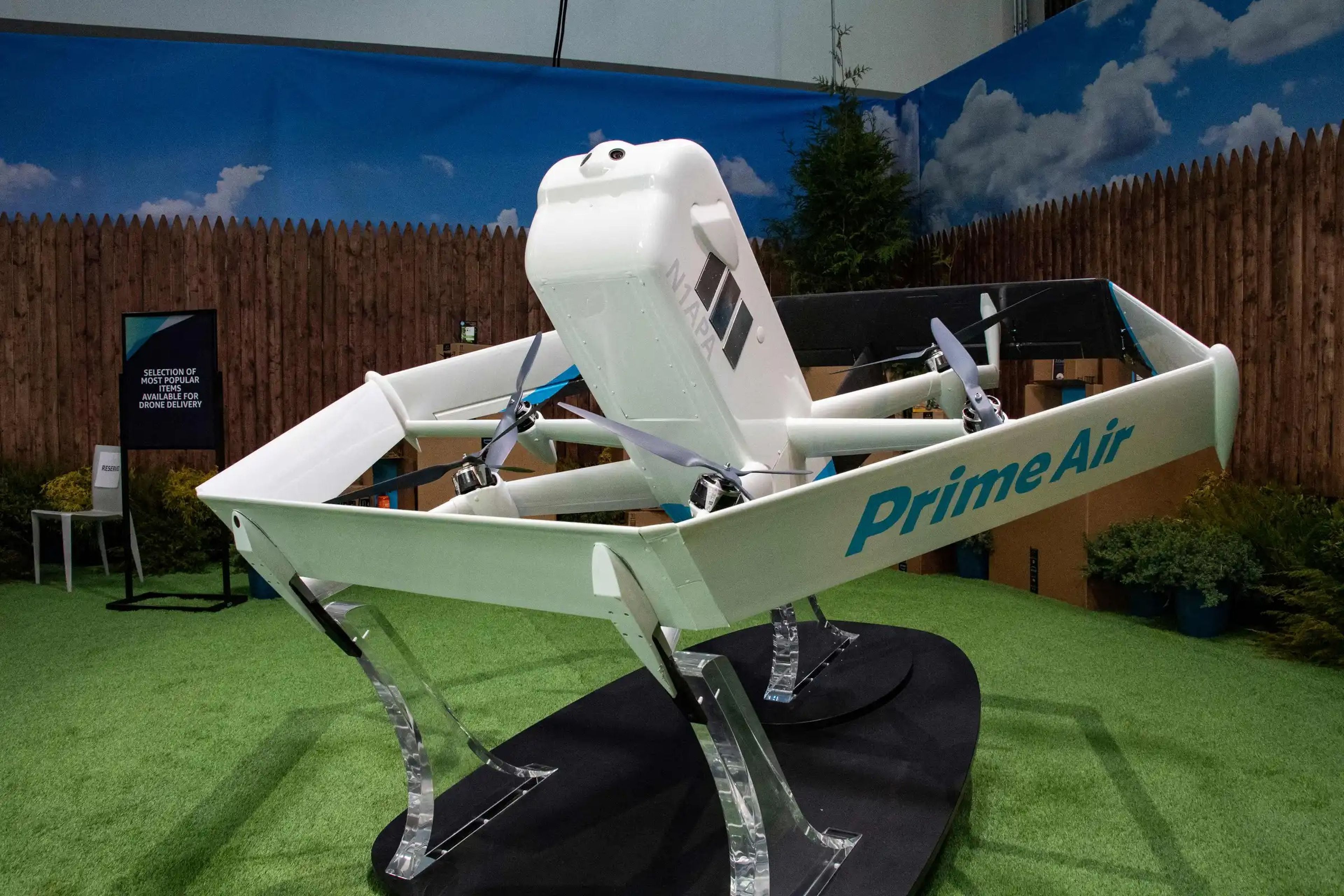 Un dron de reparto de Amazon expuesto en el Centro de Innovación Robótica BOS27 de Amazon.