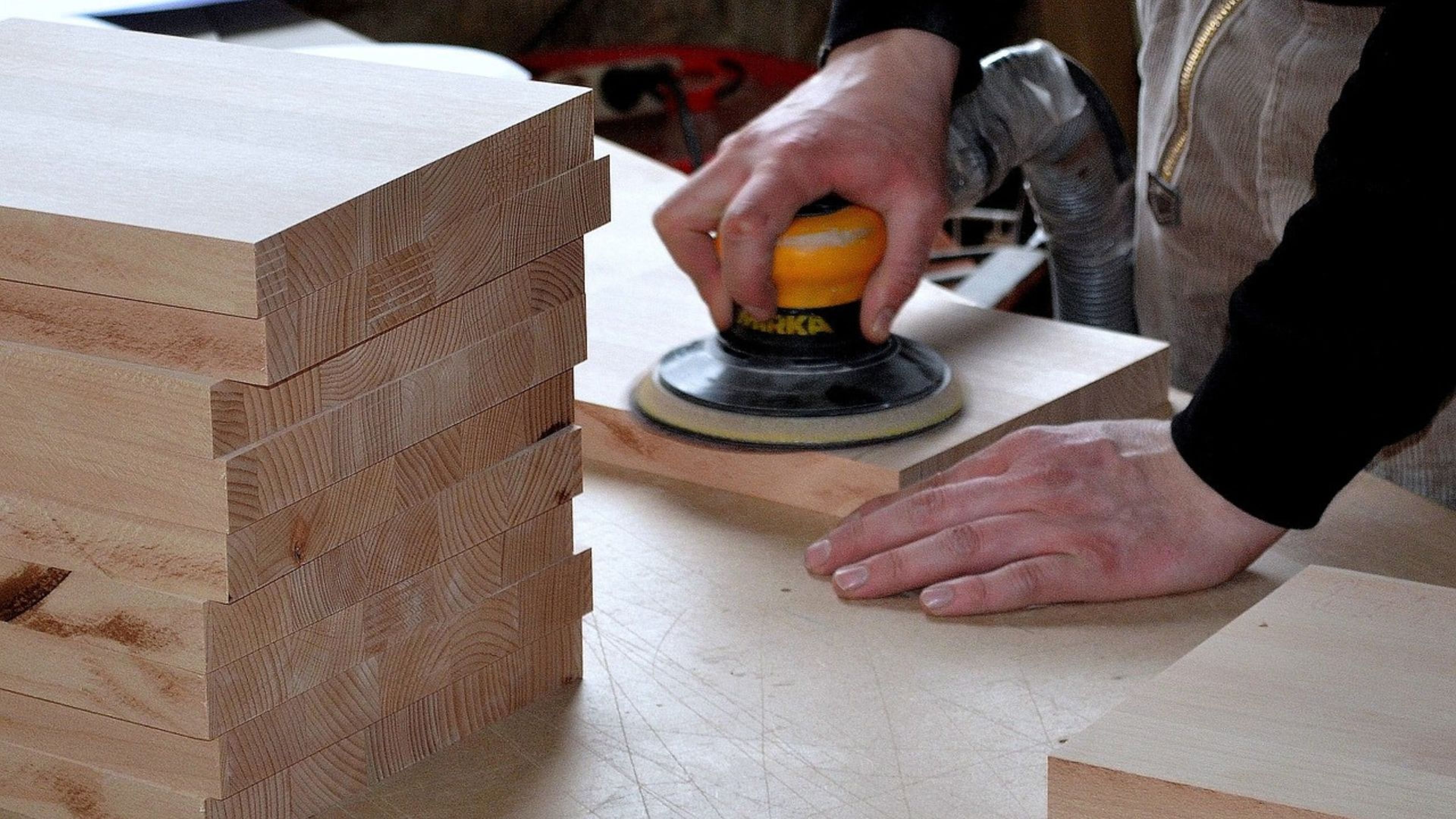 Un carpintero trabaja en su taller.