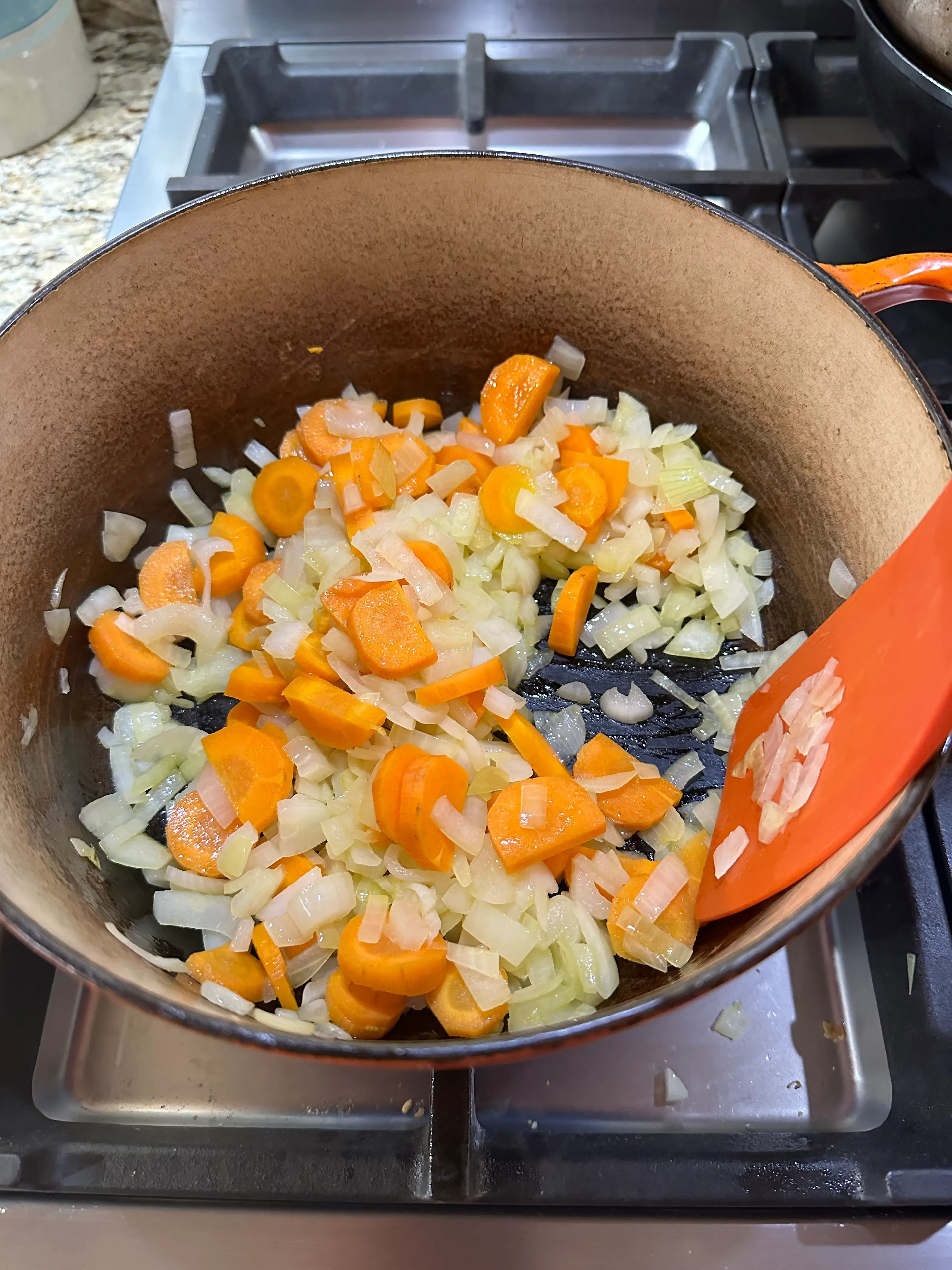 Decidí cocinar la cebolla y las zanahorias en aceite de oliva para darle más sabor, ya que las únicas especias que requería esta receta eran sal y hojas de laurel.