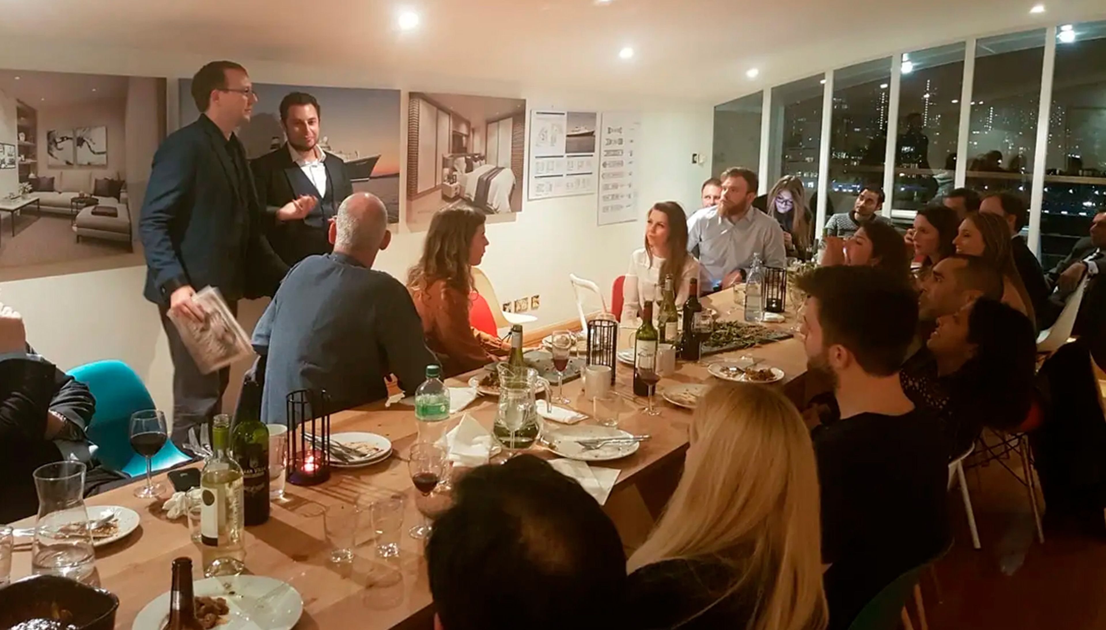 Lee y Punton compartieron su visión de Storylines mientras cenaban con potenciales inversores en la sede de la empresa en Londres en 2018.