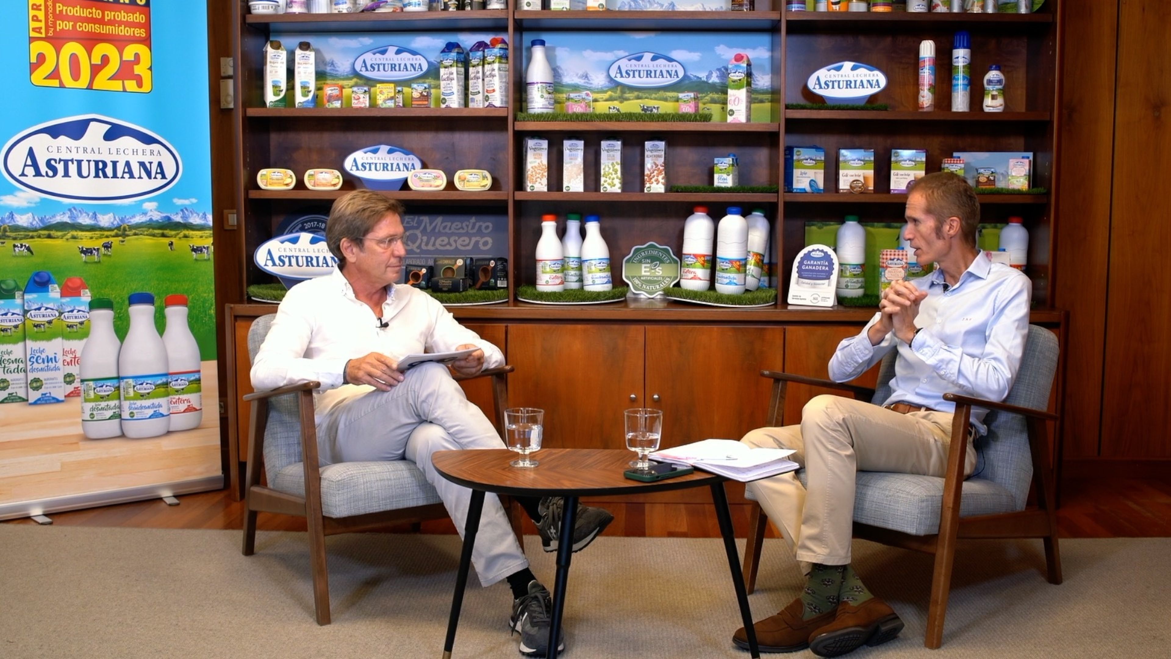 Joan Jordi Vallverdú, CEO de OMG, junto a José Armando Tellado, director general de CAPSA FOOD, durante la entrevista