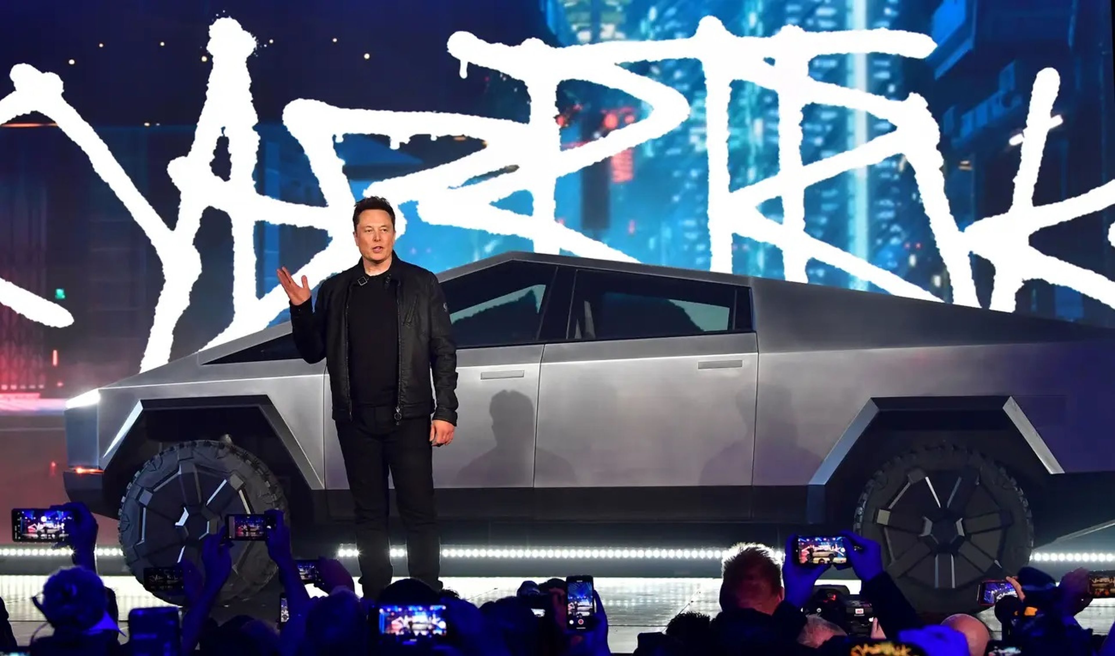 El CEO de Tesla, Elon Musk, presentando el Cybertruck en noviembre de 2019.