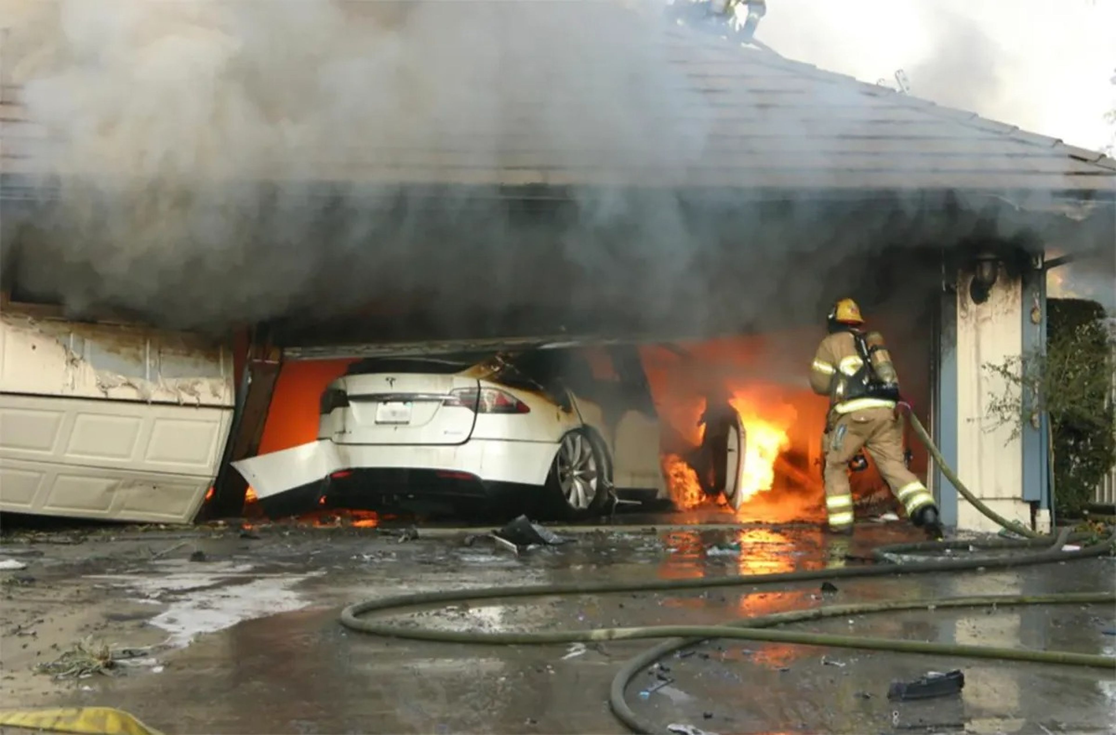 Los investigadores de seguridad estadounidenses afirman que los incendios de coches eléctricos suponen un riesgo para el personal de primeros auxilios, y que los fabricantes no cuentan con directrices adecuadas para mantenerlos a salvo. 