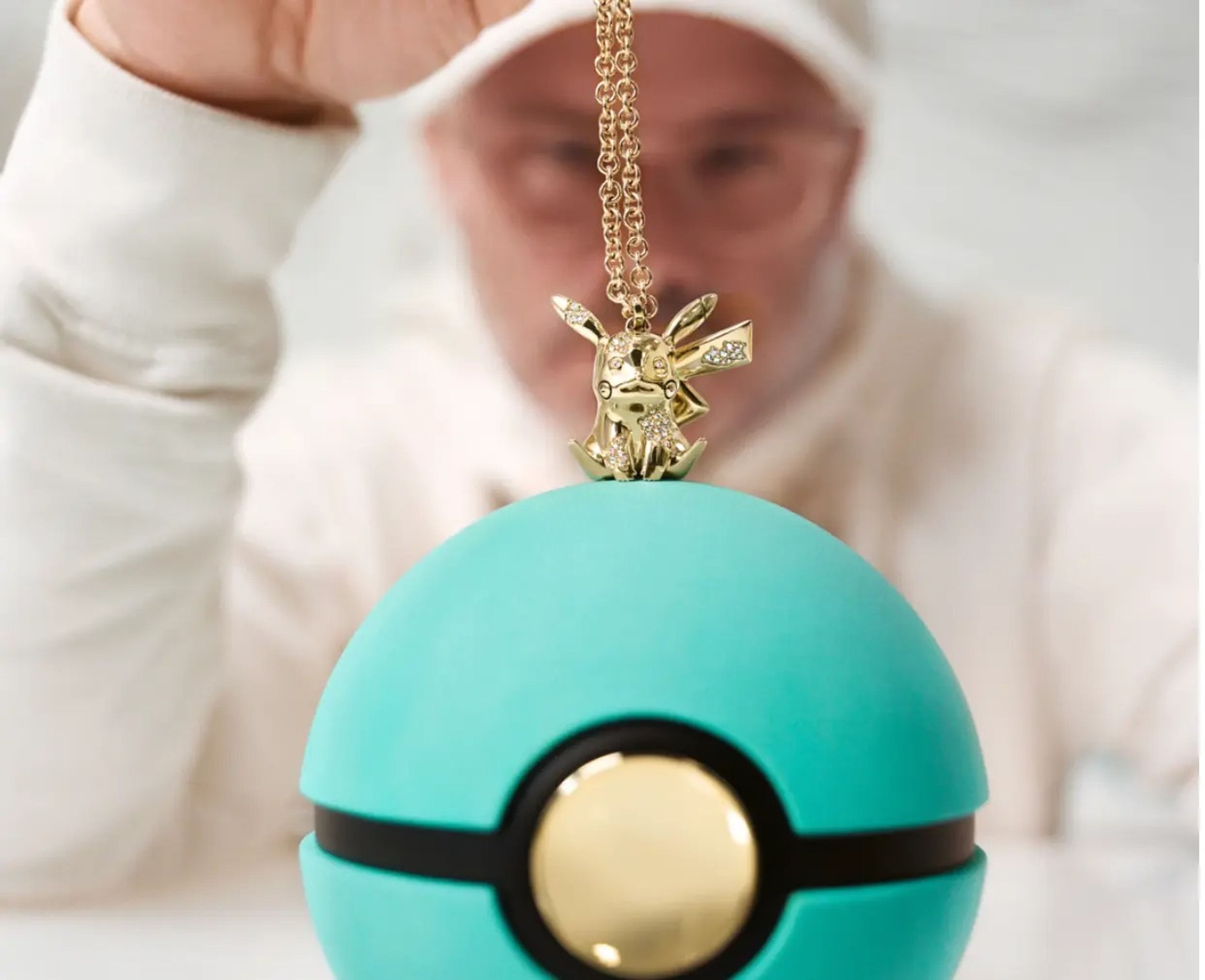 Daniel Arsham sujetando el nuevo colgante de Pikachu para la colección de Tiffany y Pokémon