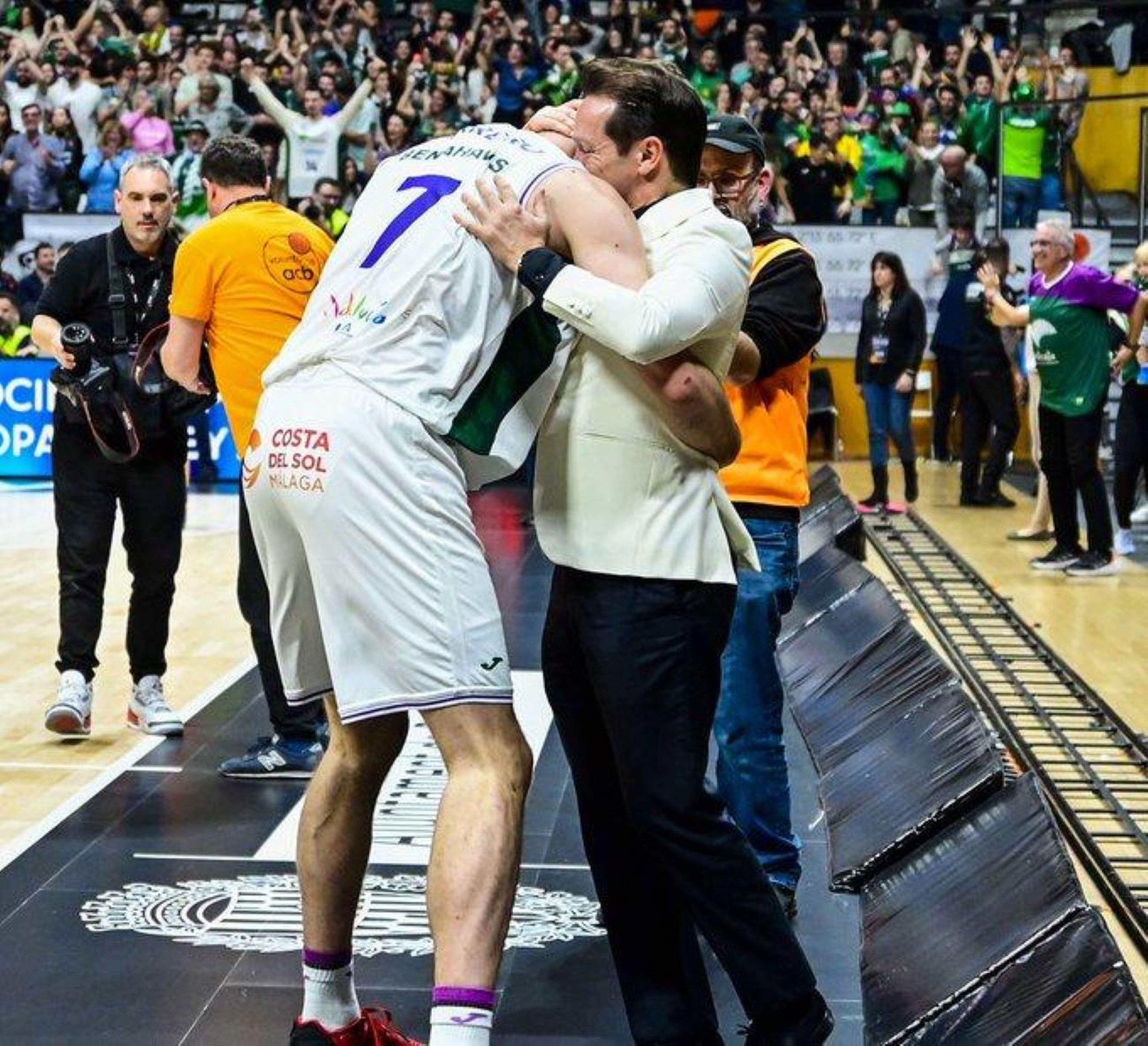 David Carro abrazando a su cliente Jonathan Barreiro de Unicaja Malaga tras ganar la Copa del Rey.