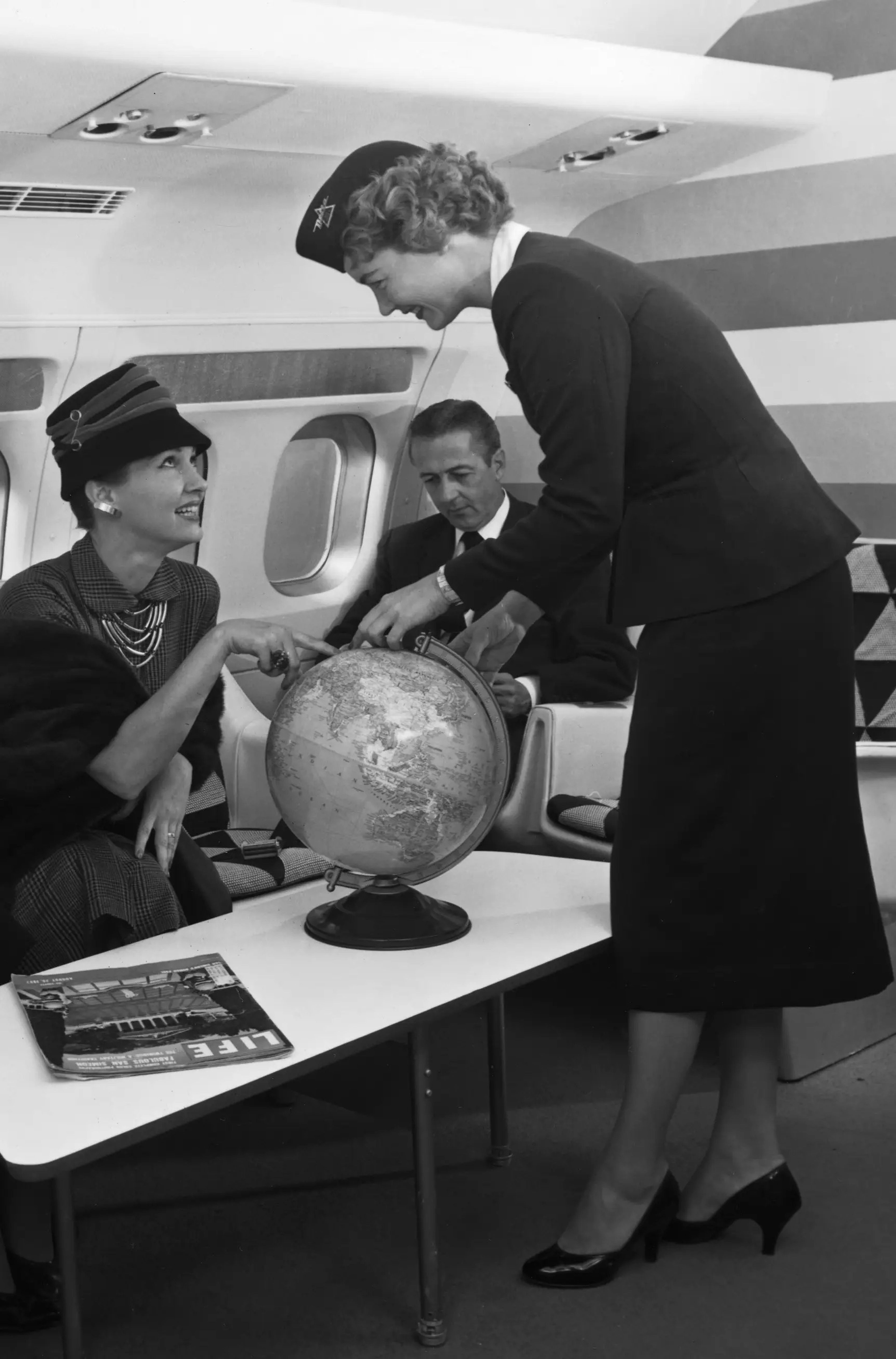 Una azafata de Delta charla con una pasajera en enero de 1958.