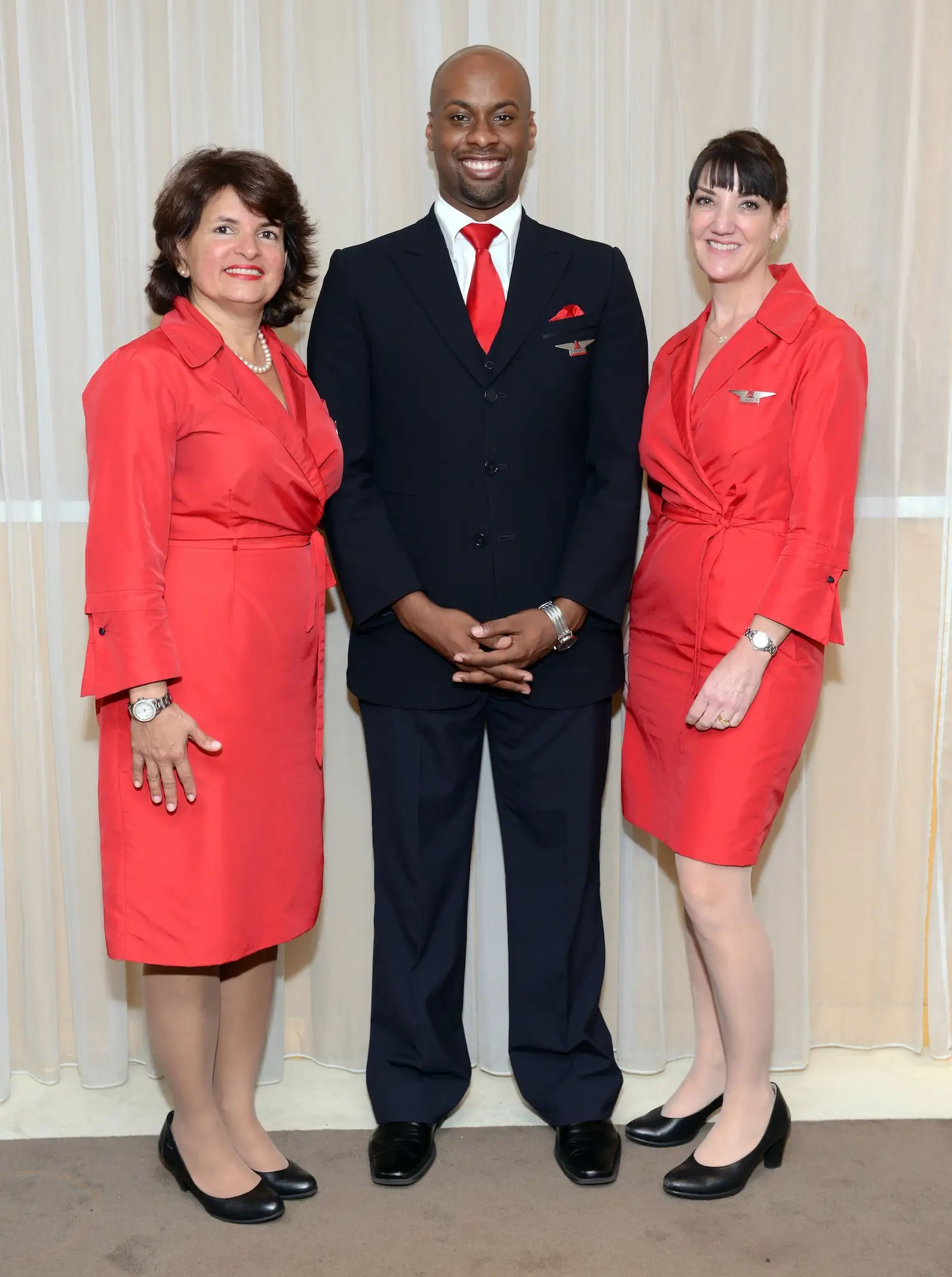 Los embajadores de Delta lucen los icónicos uniformes rojo y azul de la aerolínea.