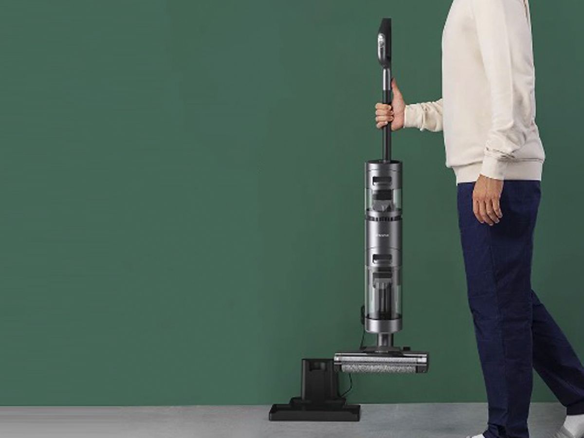 Dyson revienta el mercado con su nueva aspiradora fregona, la solución  definitiva para limpiar el suelo