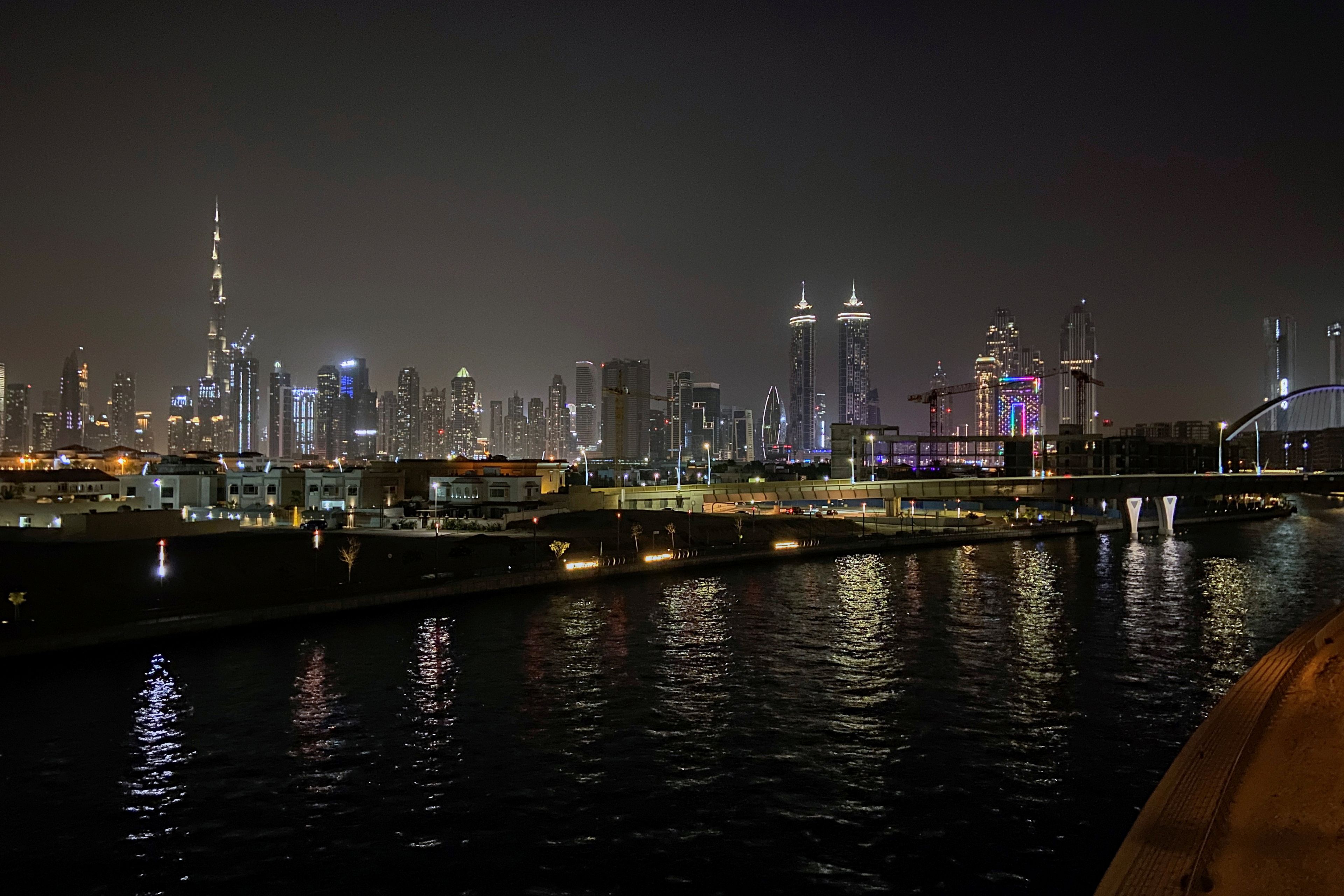 Vista general de Dubai desde el canal. 