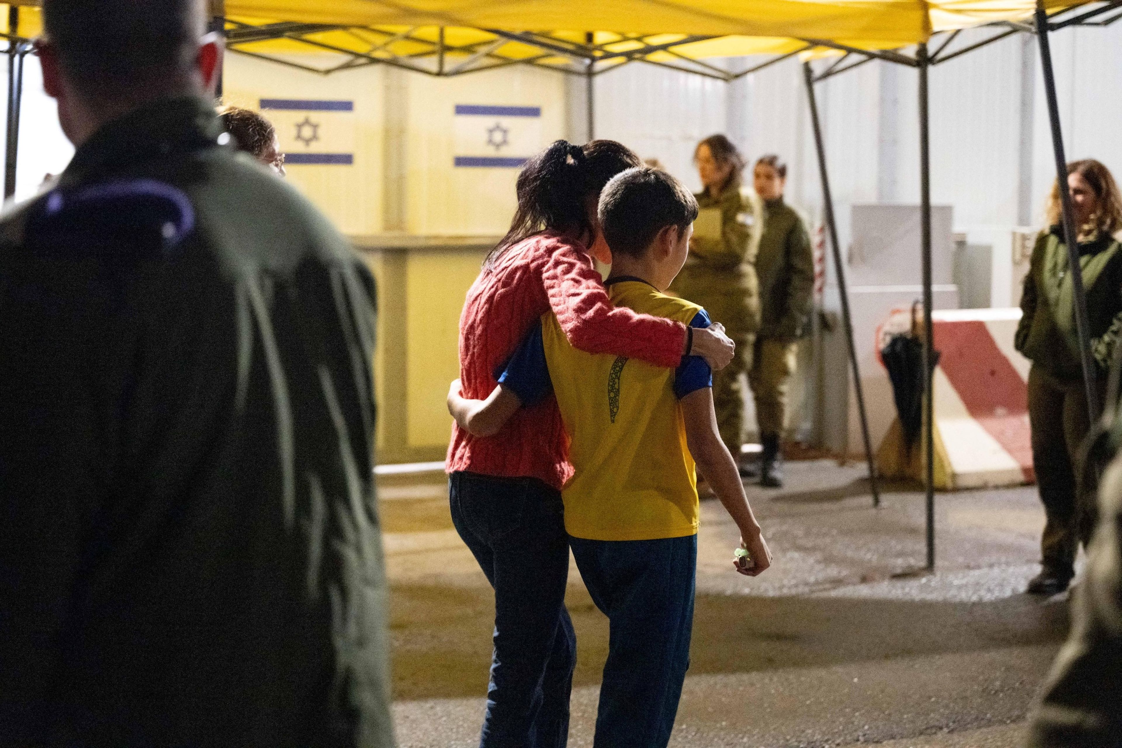 Eitan Yahalomi, de 12 años, camina con su madre por el paso fronterizo de Kerem Shalom
