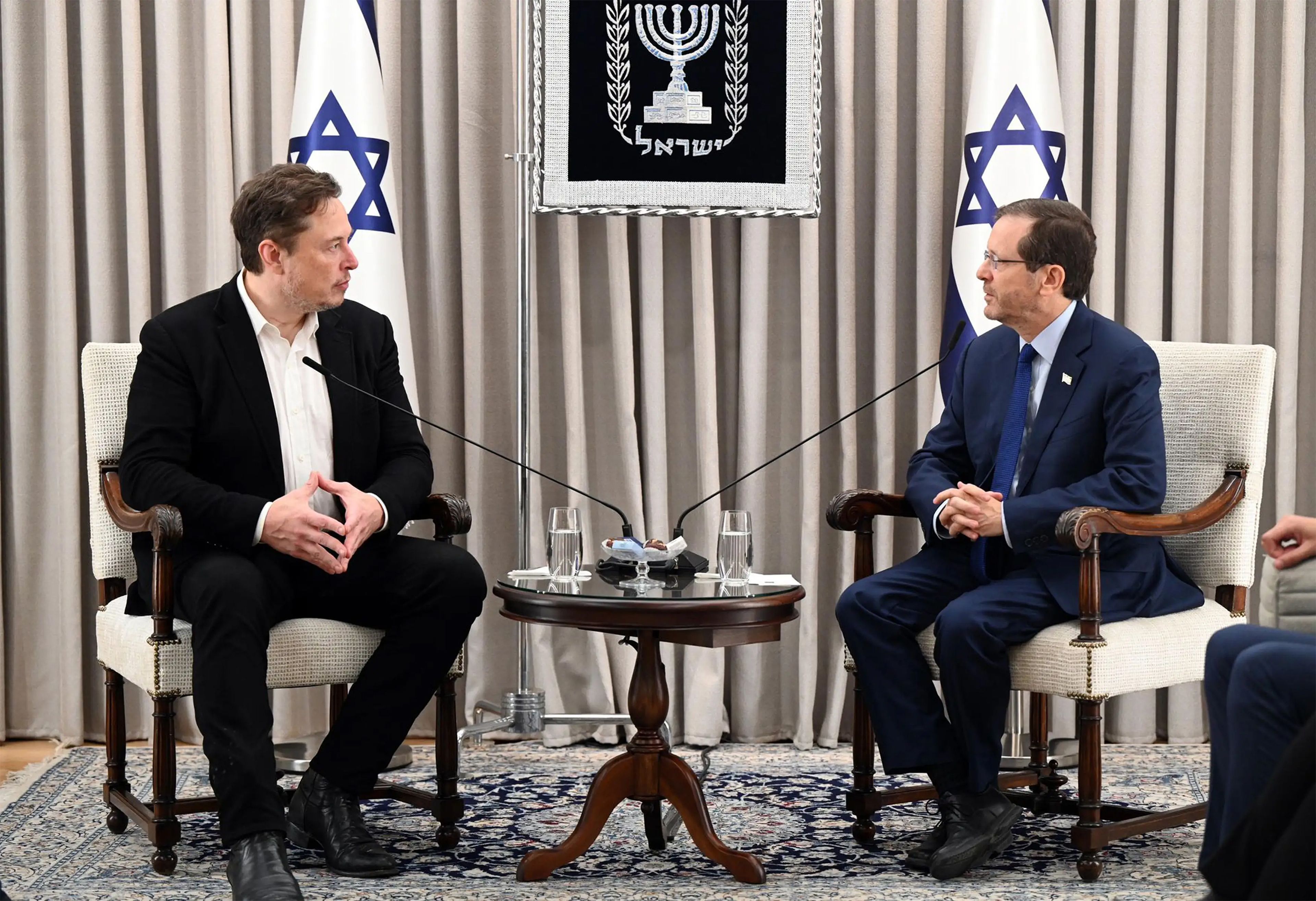 Elon Musk (I) se reúne con el presidente israelí Isaac Herzog (D) el 27 de noviembre de 2023 en Jerusalén, Israel. 