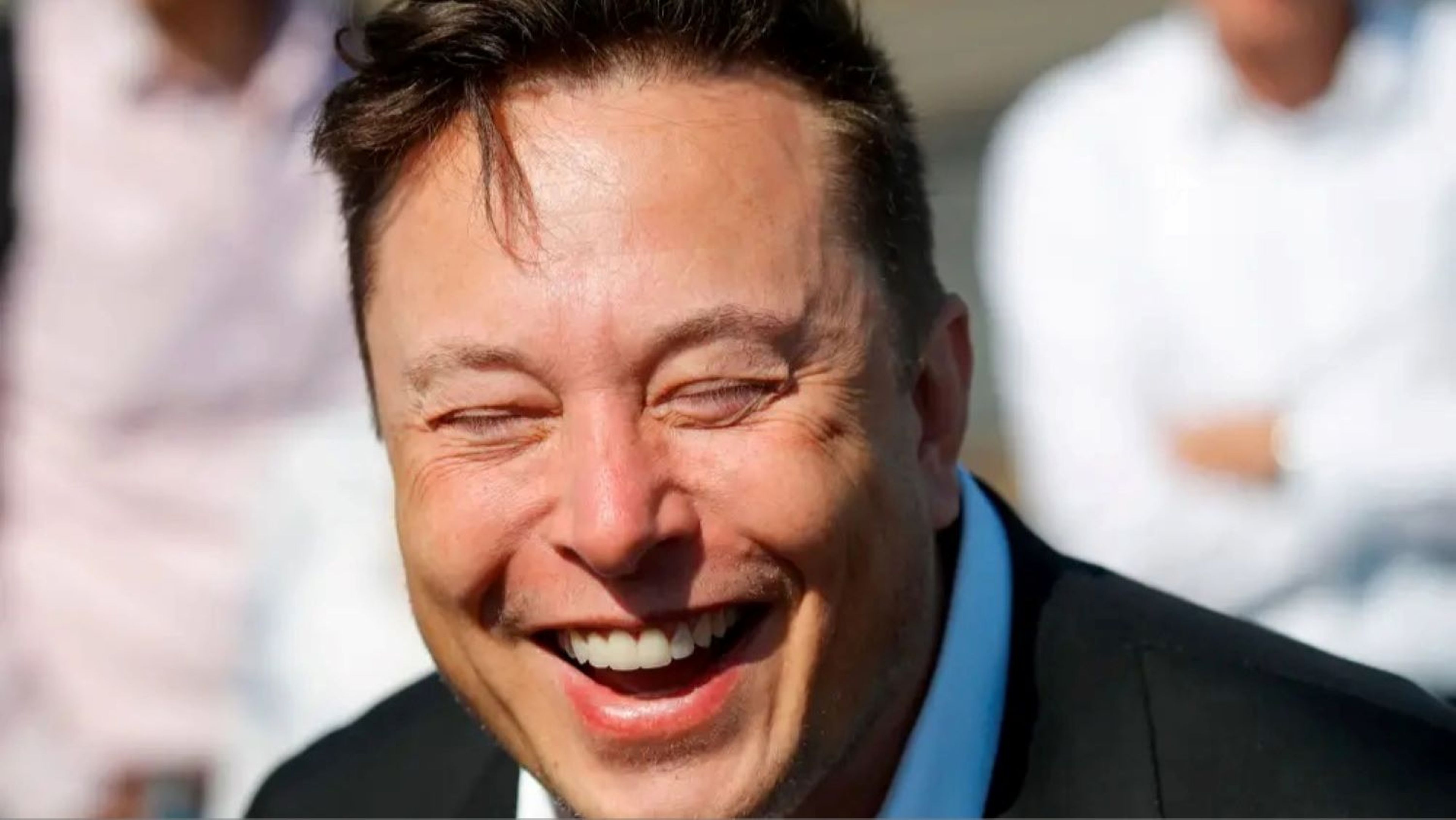 Elon Musk riéndose