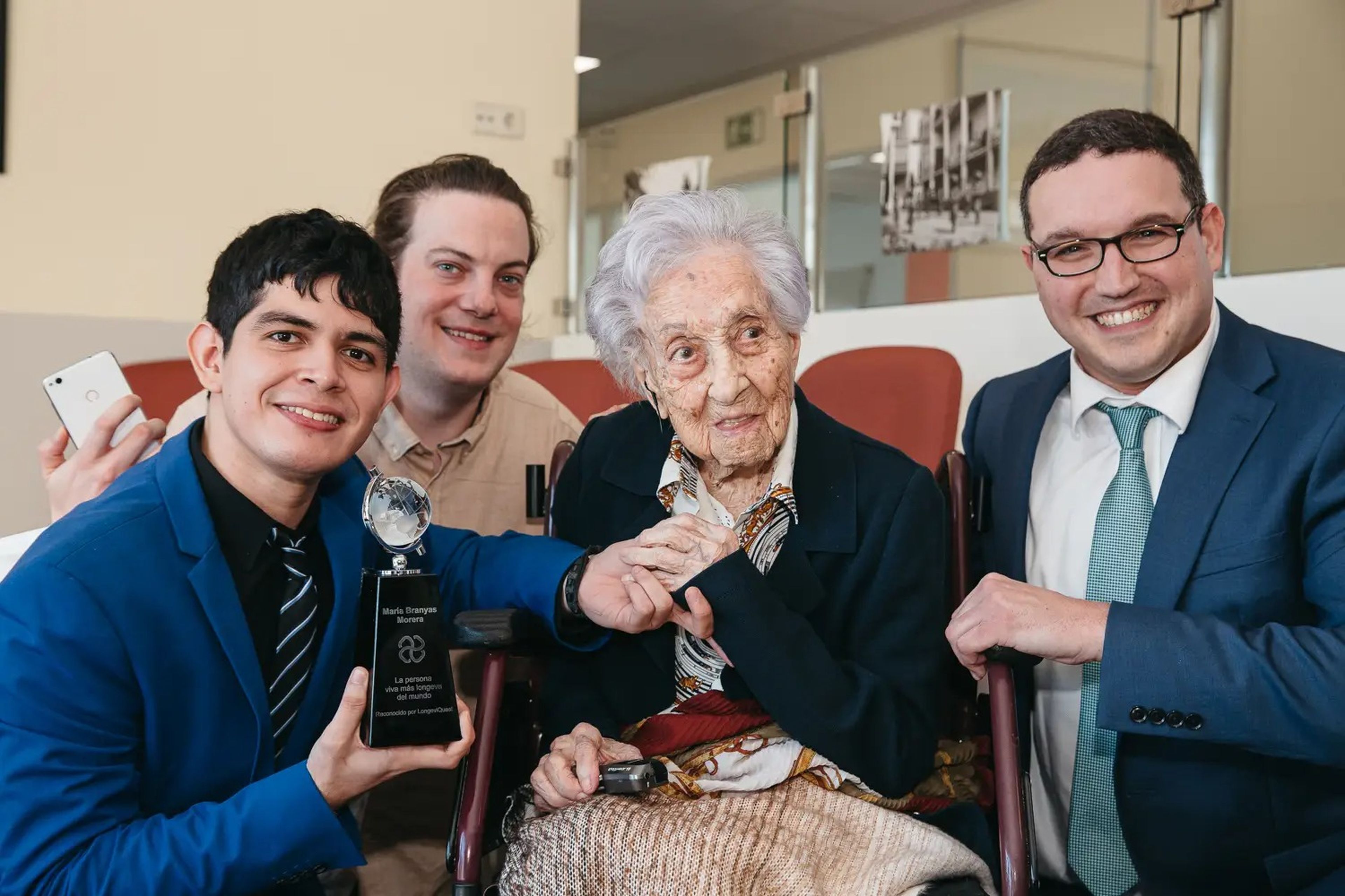 Villatoro y Meyers con María Branyas Morera, la persona viva más anciana del mundo. 