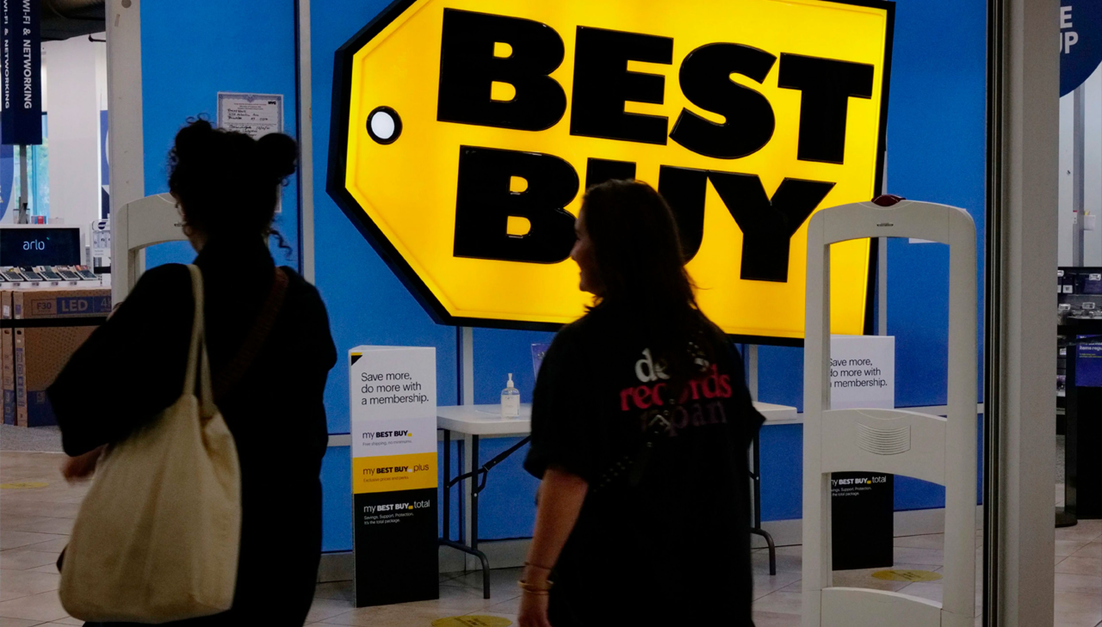 Gente entrando en una tienda Best Buy en un centro comercial de Brooklyn el 29 de agosto de 2023 en Nueva York.