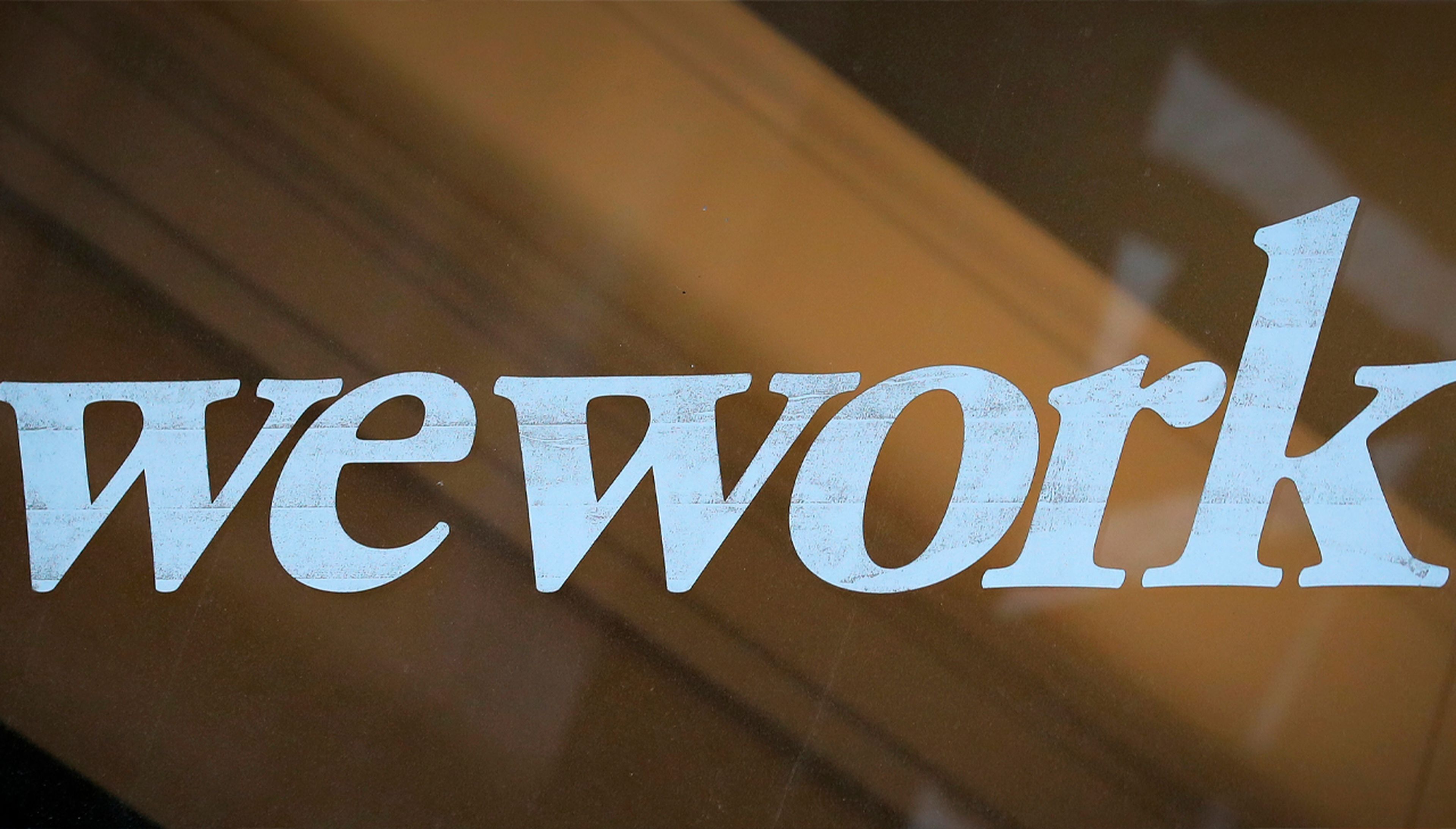 IMAGEN DE ARCHIVO: Logotipo de WeWork en la entrada de un espacio de coworking en Nueva York.