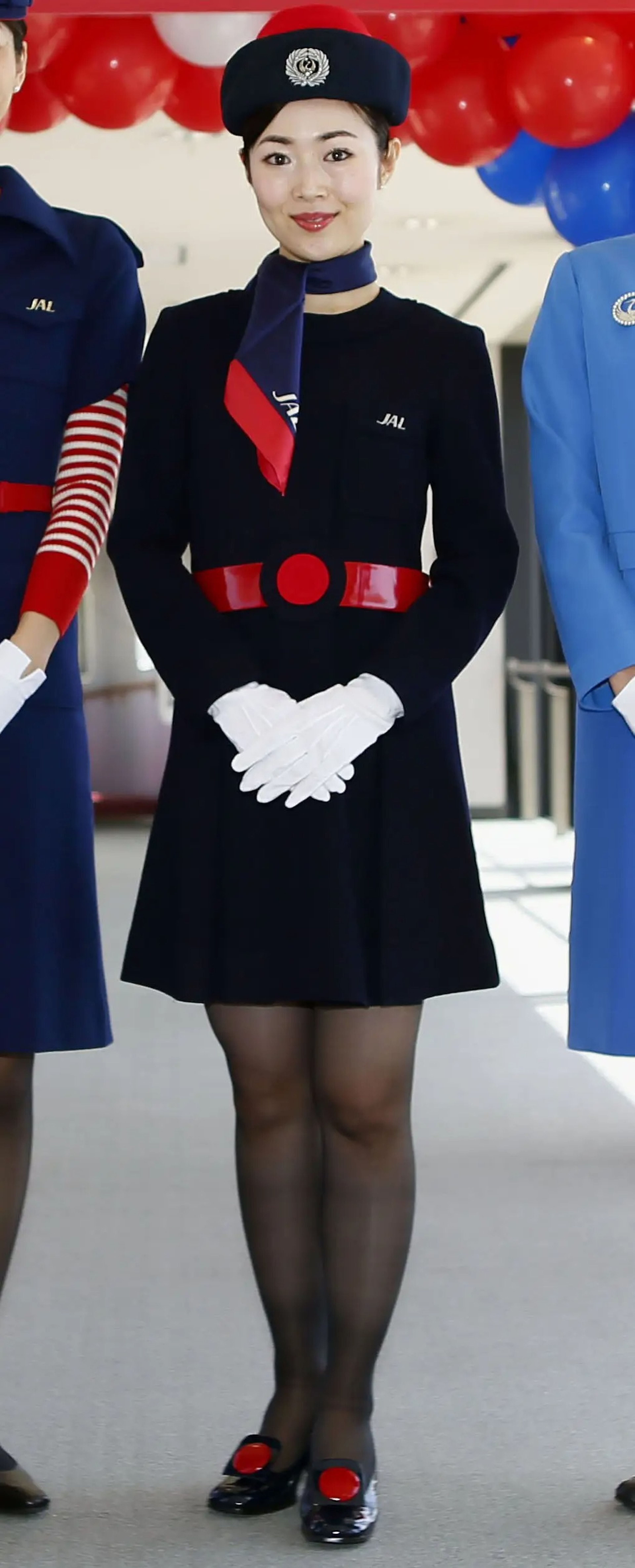 Una mujer posa con el uniforme de quinta generación de la aerolínea en una ceremonia de 2017.