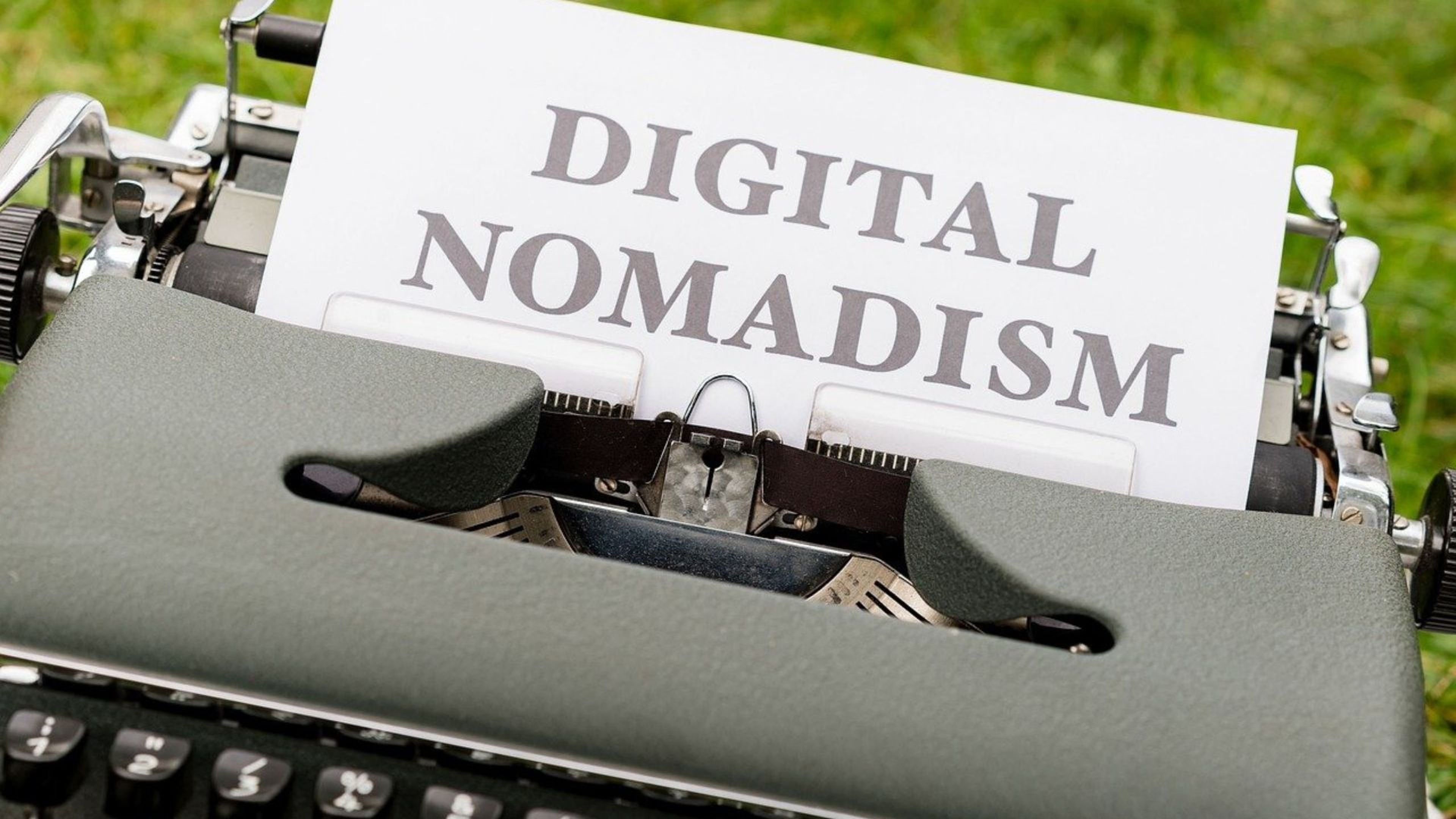 Una máquina de escribir con el mensaje 'Digital nomadism'.