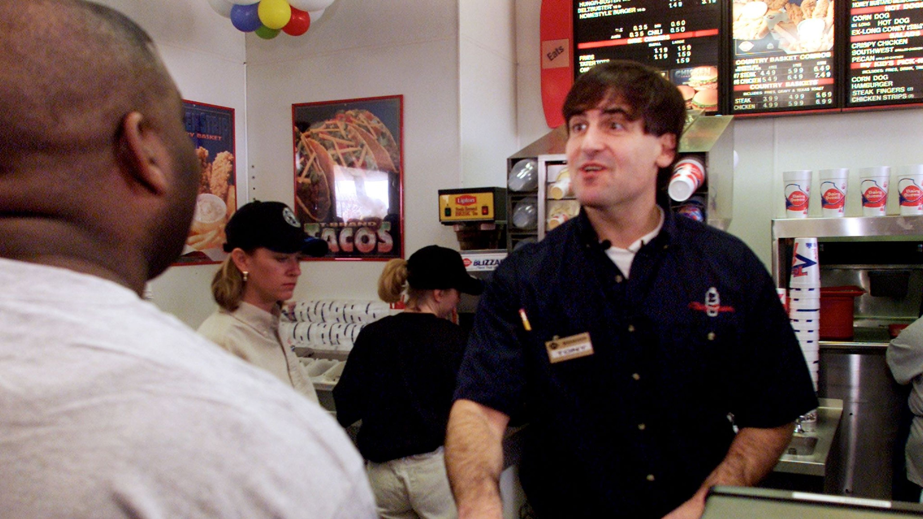 Mark Cuban, trabajando en un restaurante de comida rápida, en 2002.