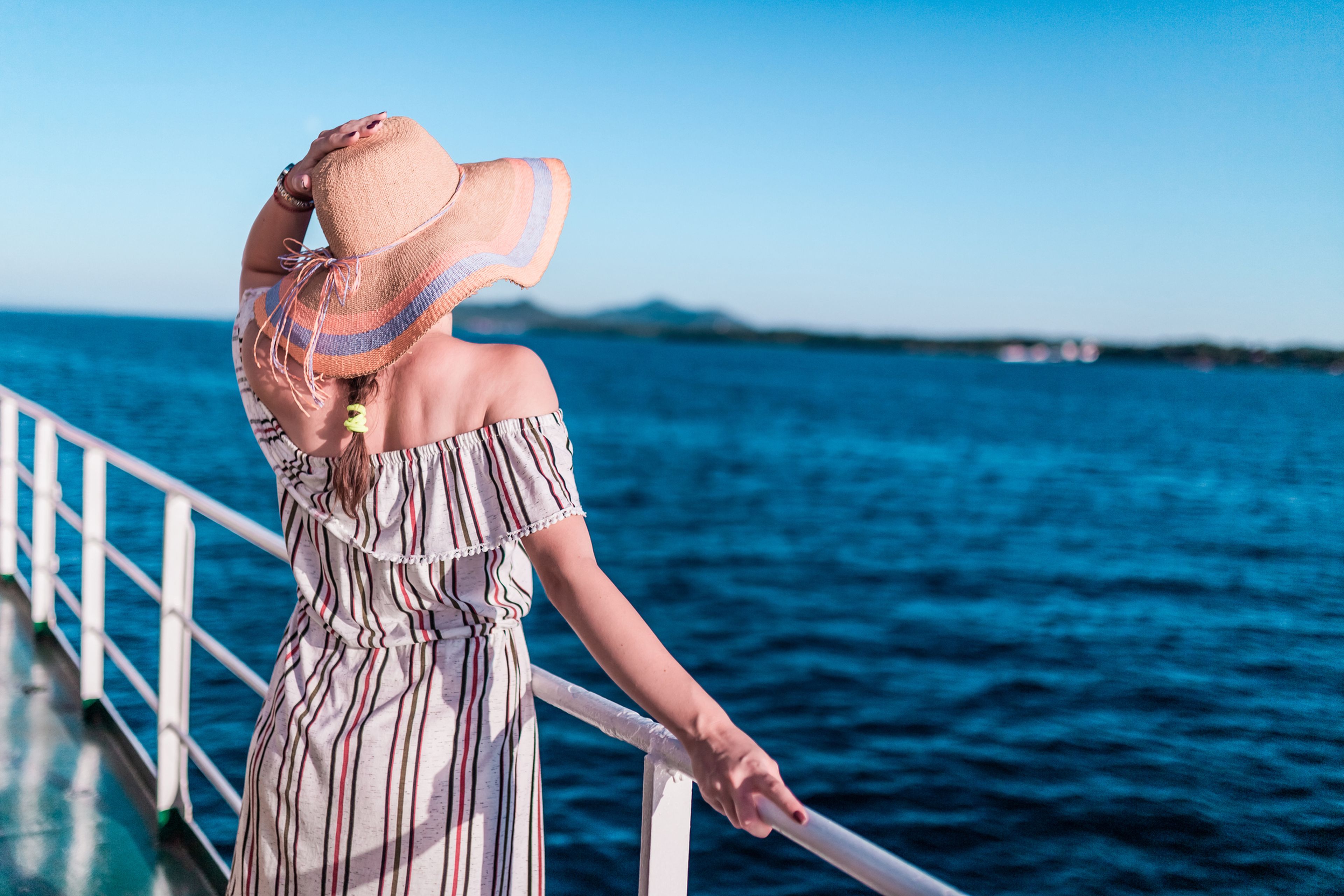 Mujer en un crucero mirando el mar