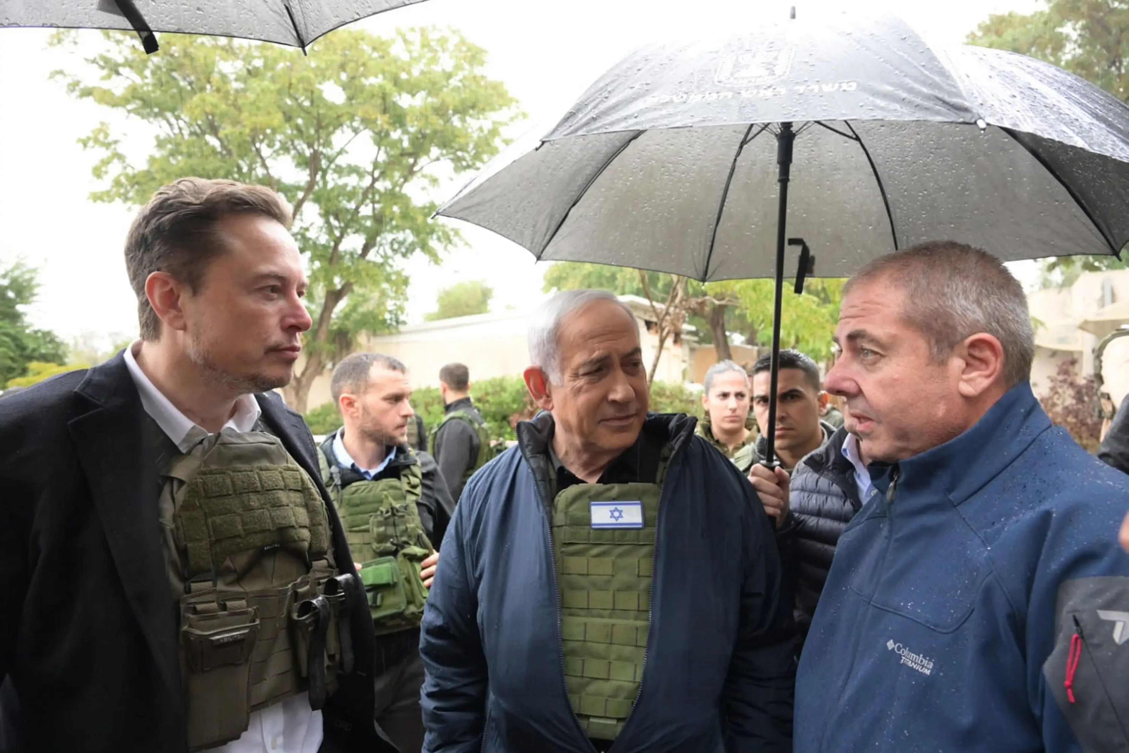 El multimillonario y dueño de la red social X, Elon Musk, en Israel con el primer ministro Benjamin Netanyahu (centro) y otras autoridades el 27 de noviembre. 